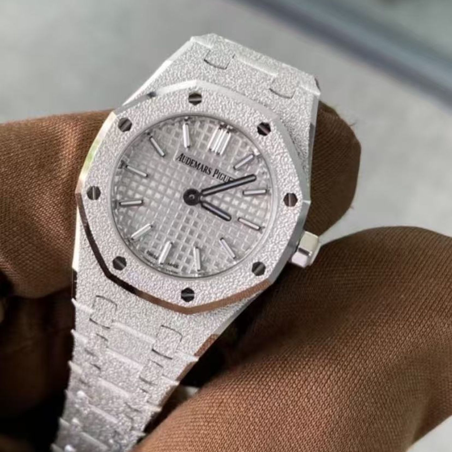 Audemars Piguet Royal Oak Mini 67630BC.GG.1312BC.01 (2025) - Silver dial 23 mm White Gold case (1/8)