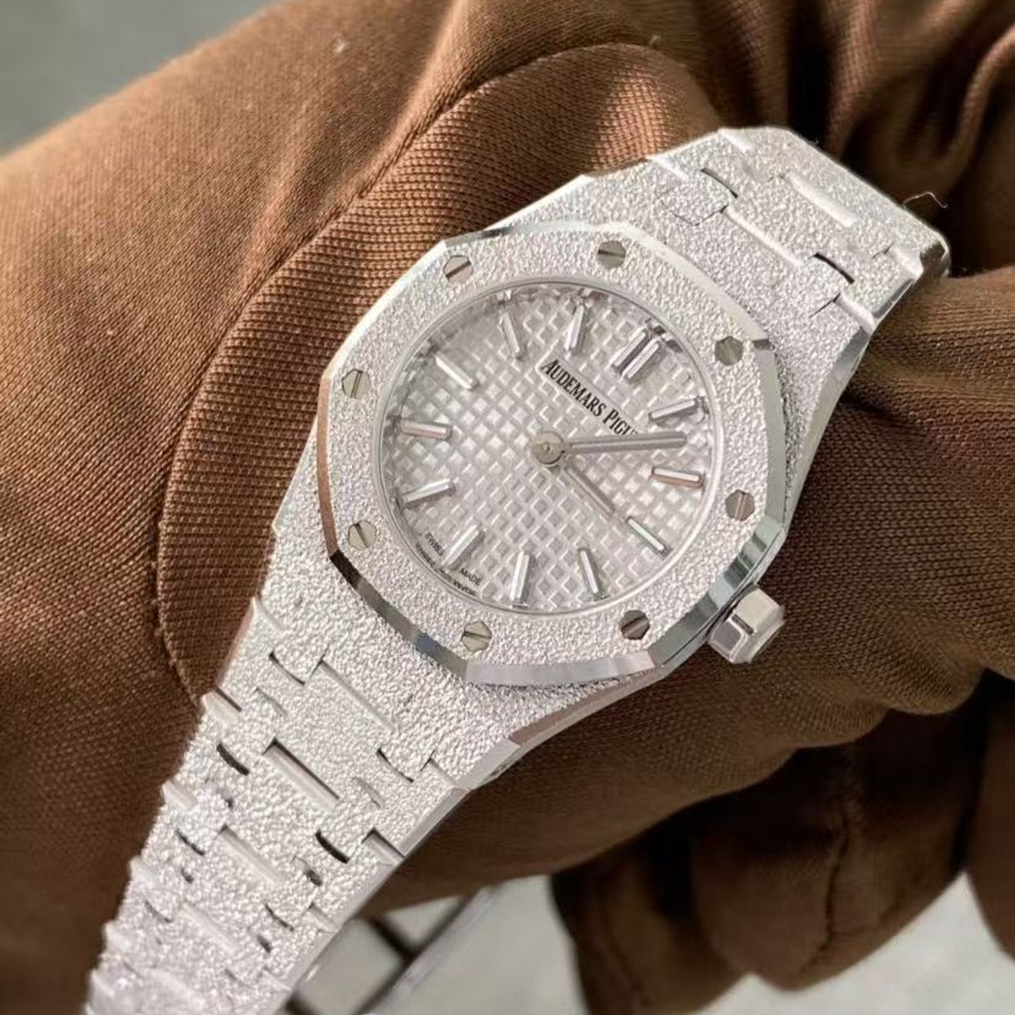 Audemars Piguet Royal Oak Mini 67630BC.GG.1312BC.01 (2025) - Silver dial 23 mm White Gold case (3/8)
