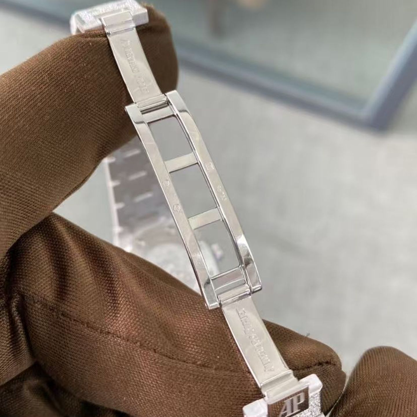 Audemars Piguet Royal Oak Mini 67630BC.GG.1312BC.01 (2025) - Silver dial 23 mm White Gold case (4/8)