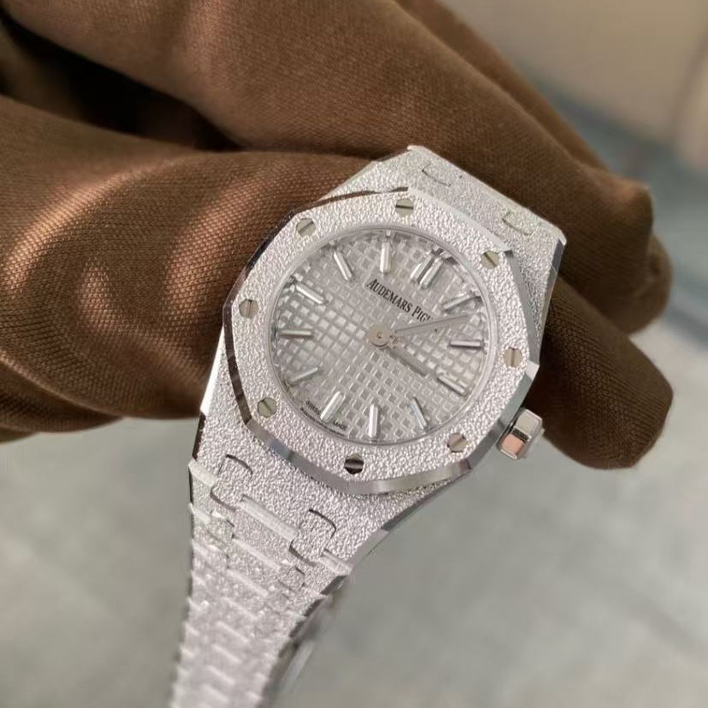 Audemars Piguet Royal Oak Mini 67630BC.GG.1312BC.01 (2025) - Silver dial 23 mm White Gold case (6/8)