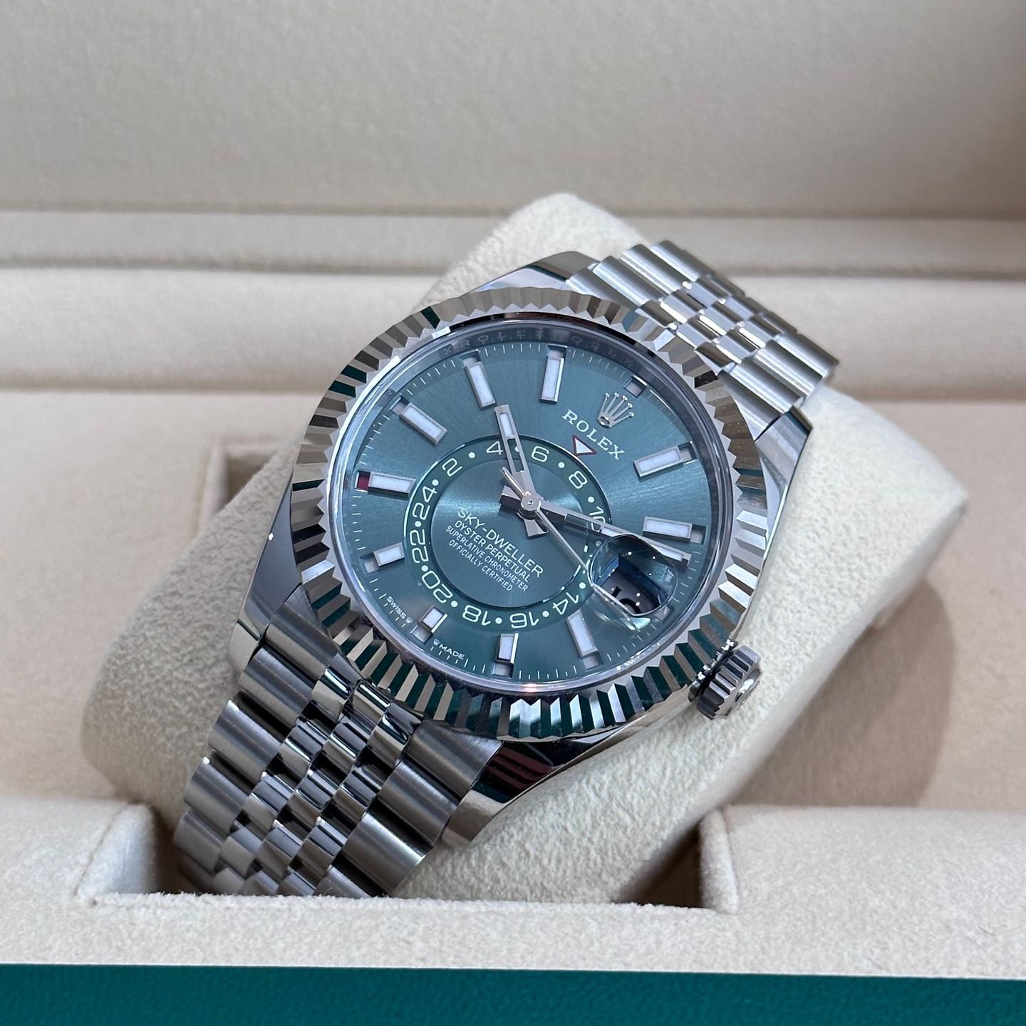 Rolex Sky-Dweller 336934 (2024) - Groen wijzerplaat 42mm Goud/Staal (1/6)