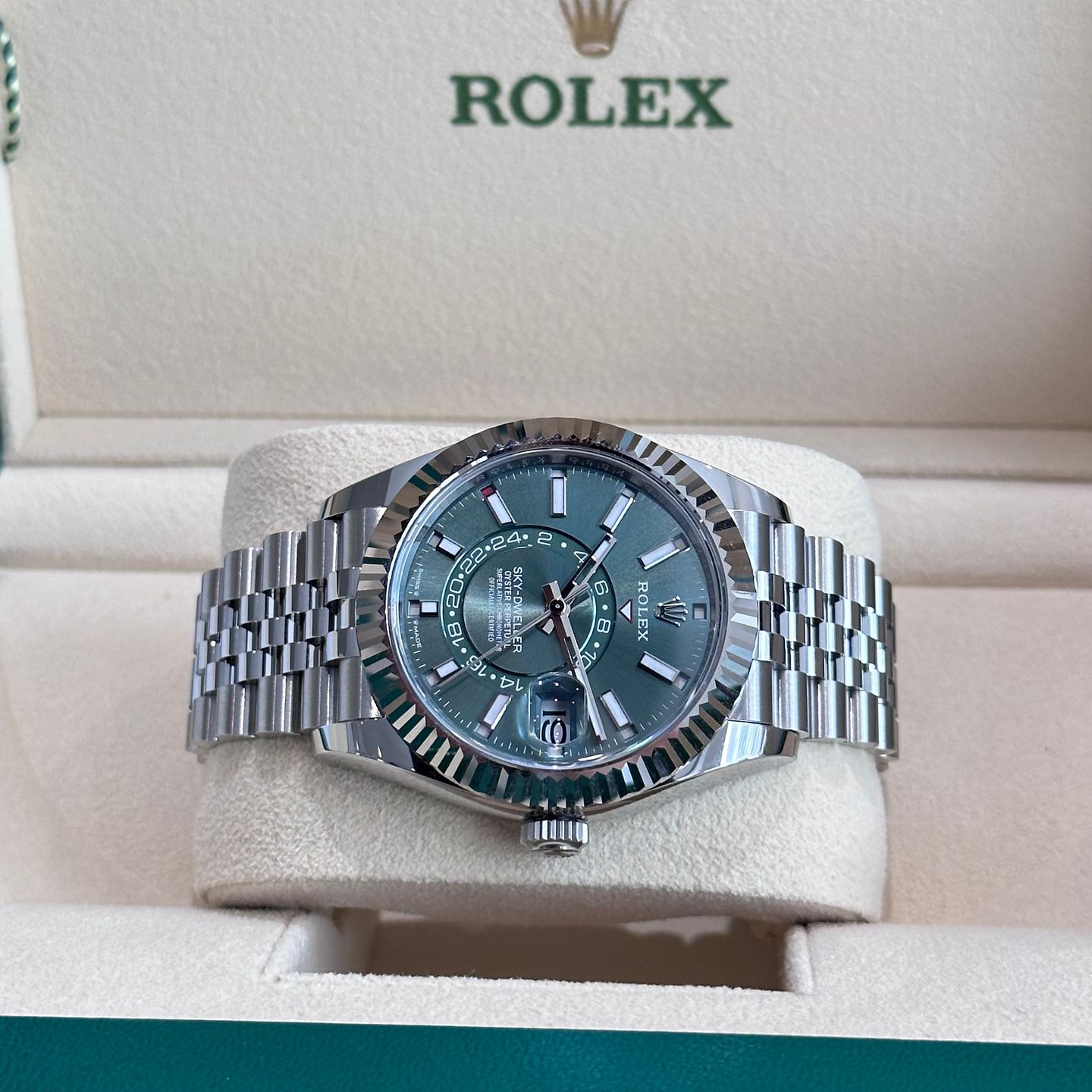 Rolex Sky-Dweller 336934 (2024) - Groen wijzerplaat 42mm Goud/Staal (2/6)