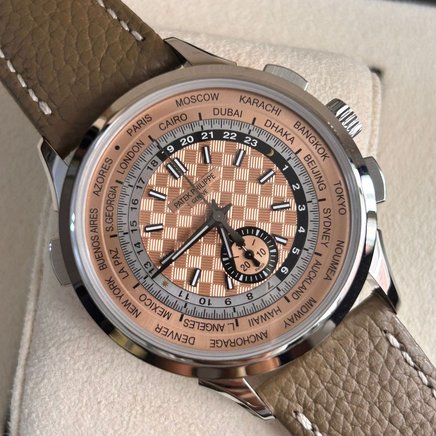 Patek Philippe World Time Chronograph 5935A-001 (2023) - Pink dial 41 mm Steel case (7/8)