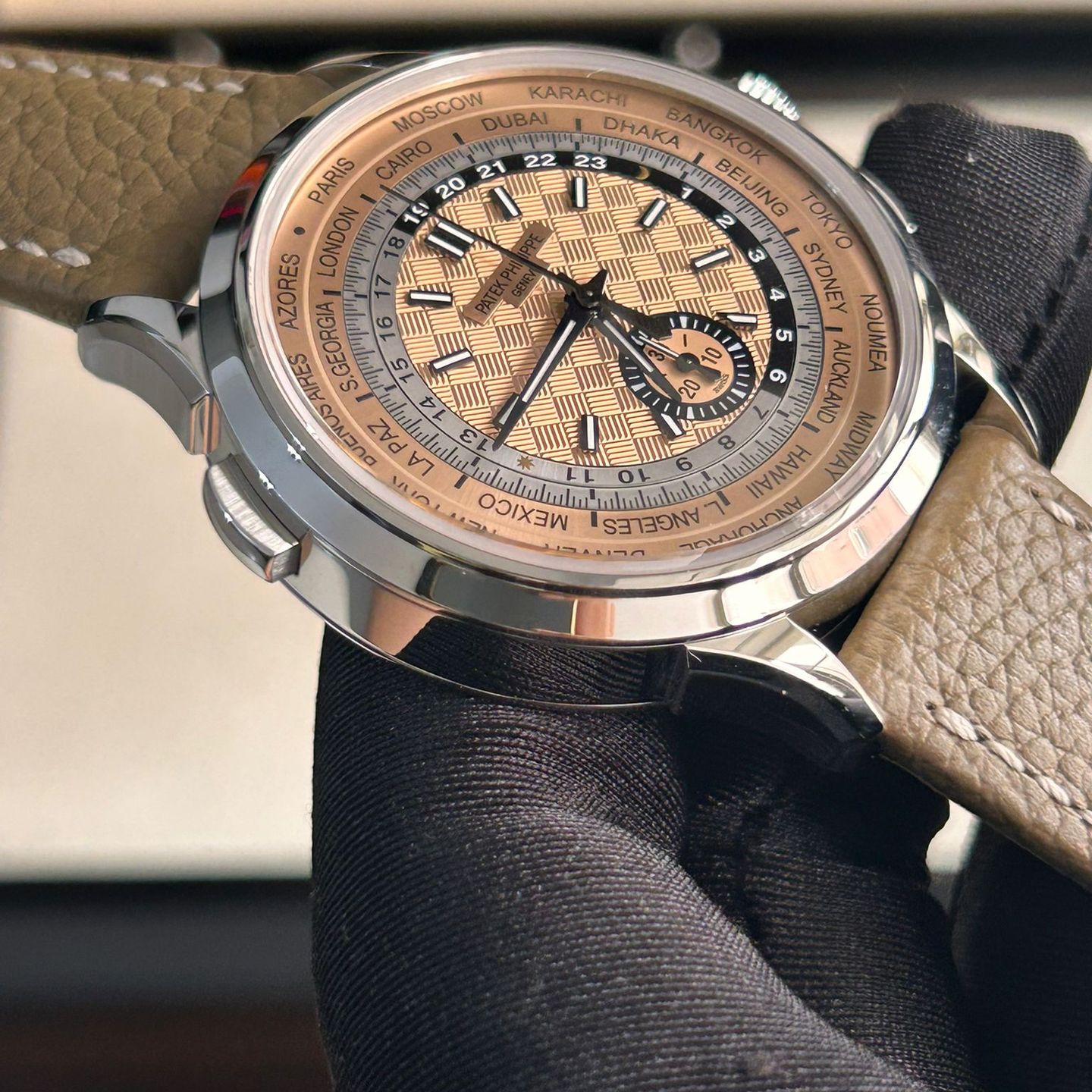 Patek Philippe World Time Chronograph 5935A-001 (2023) - Pink dial 41 mm Steel case (8/8)