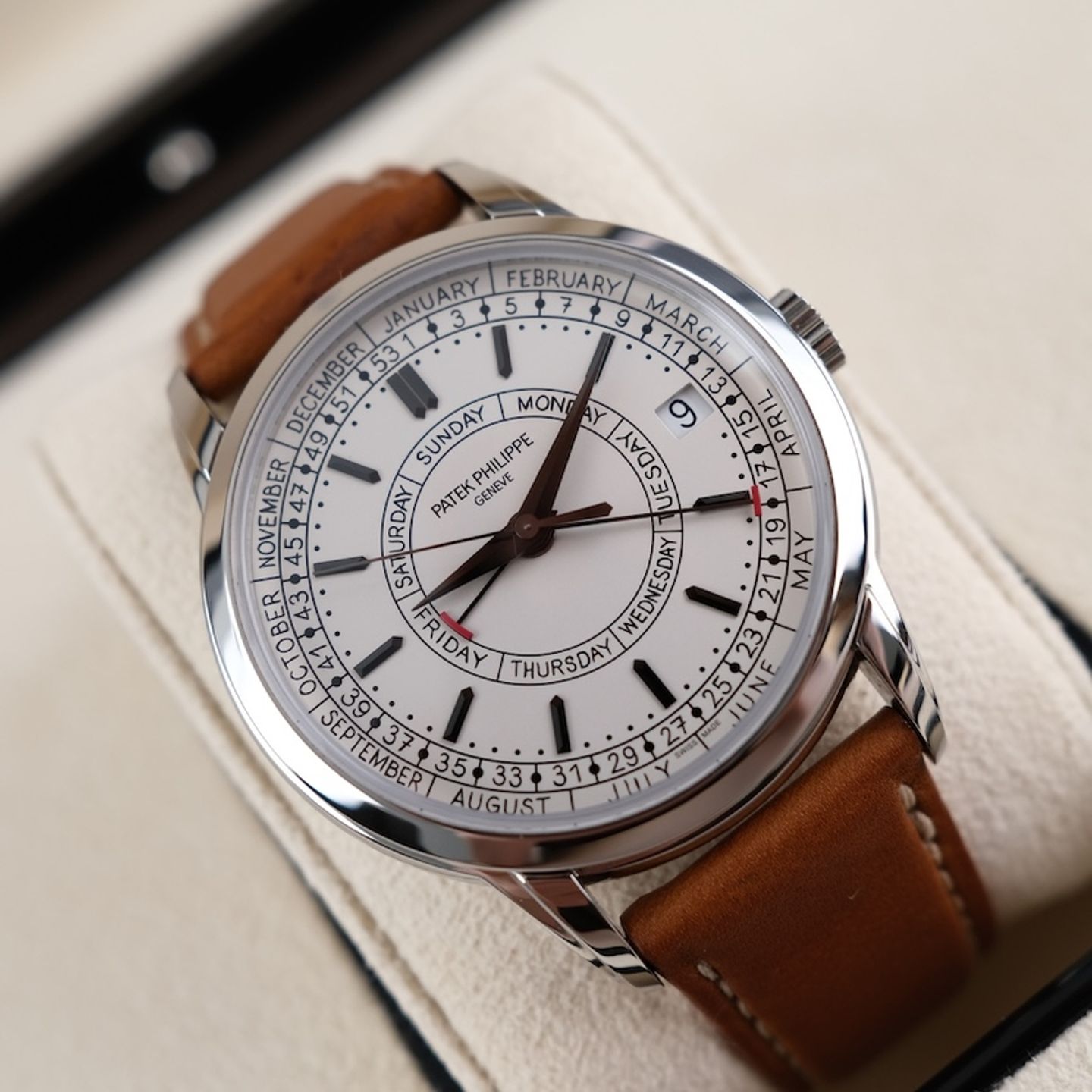 Patek Philippe Calatrava 5212A-001 (2024) - Silver dial 40 mm Steel case (2/8)