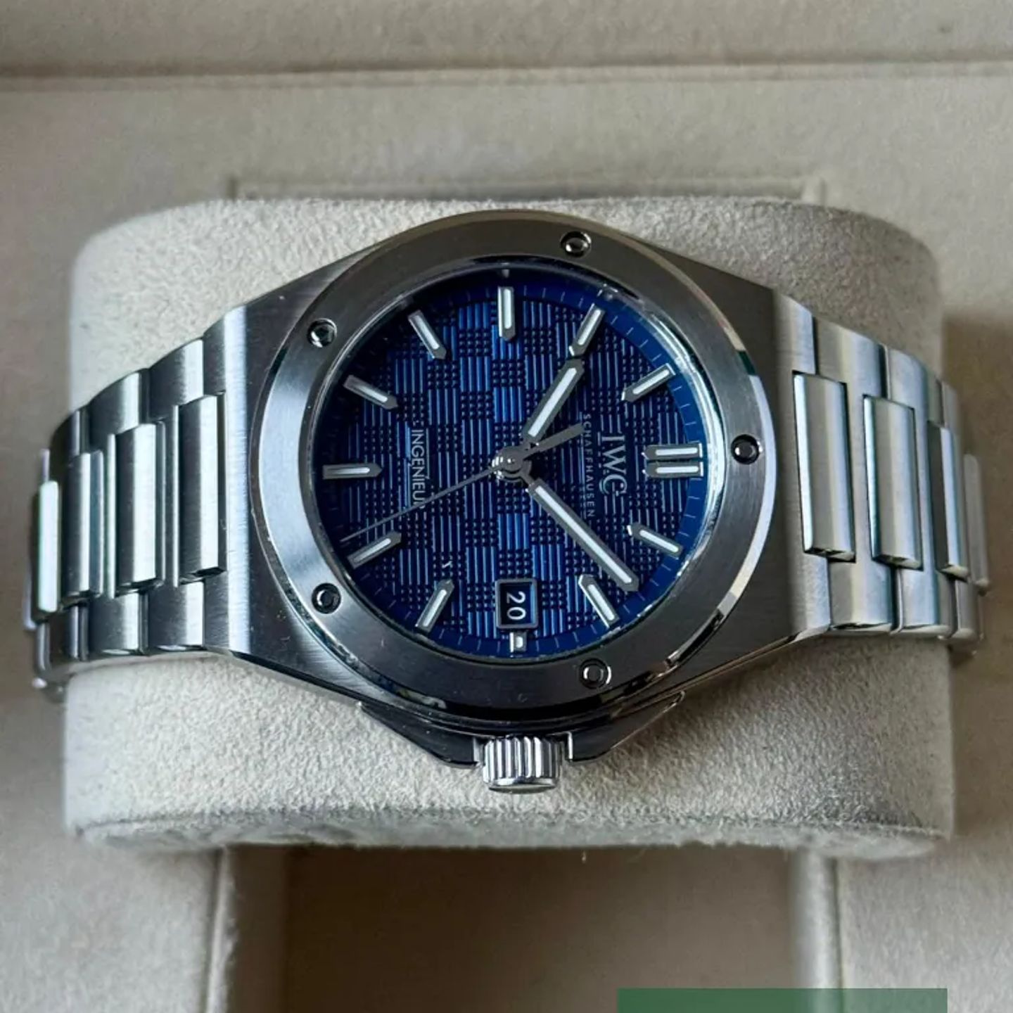 IWC Ingenieur Automatic IW328907 (2026) - Blue dial 40 mm Steel case (4/7)