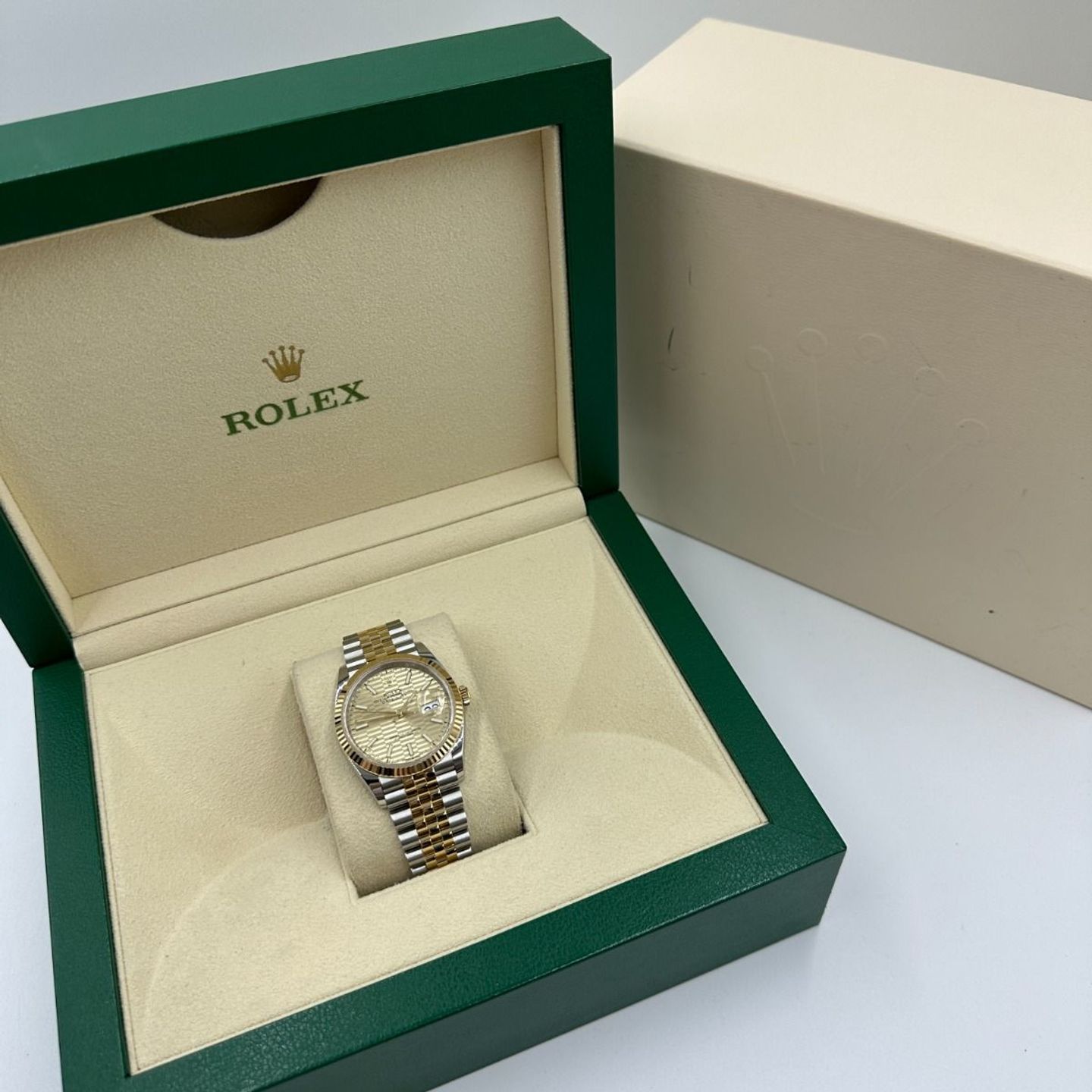 Rolex Datejust 36 126233 (2023) - Gold dial 36 mm Steel case (3/8)