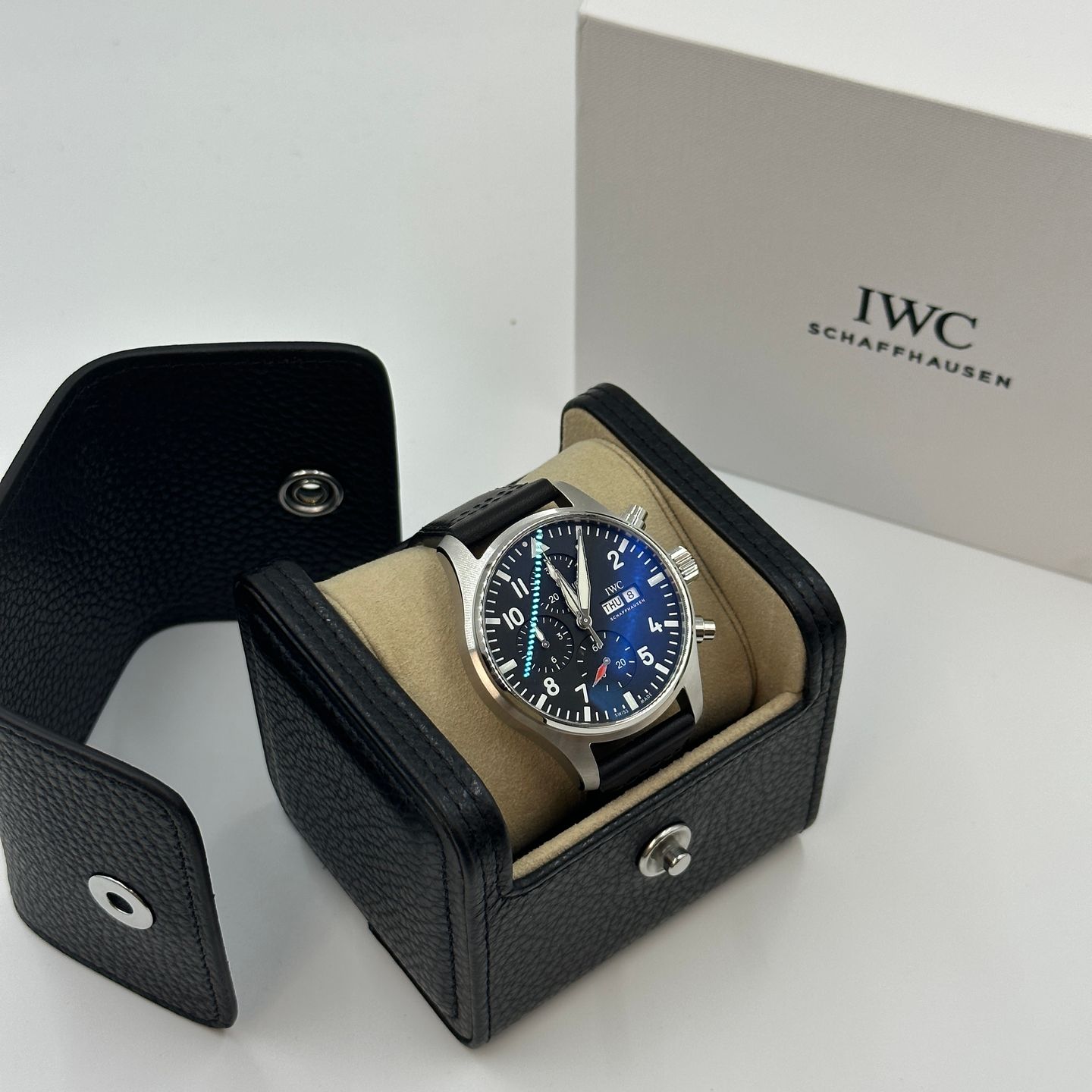 IWC Pilot Chronograph IW378001 (2023) - Black dial 43 mm Steel case (2/8)