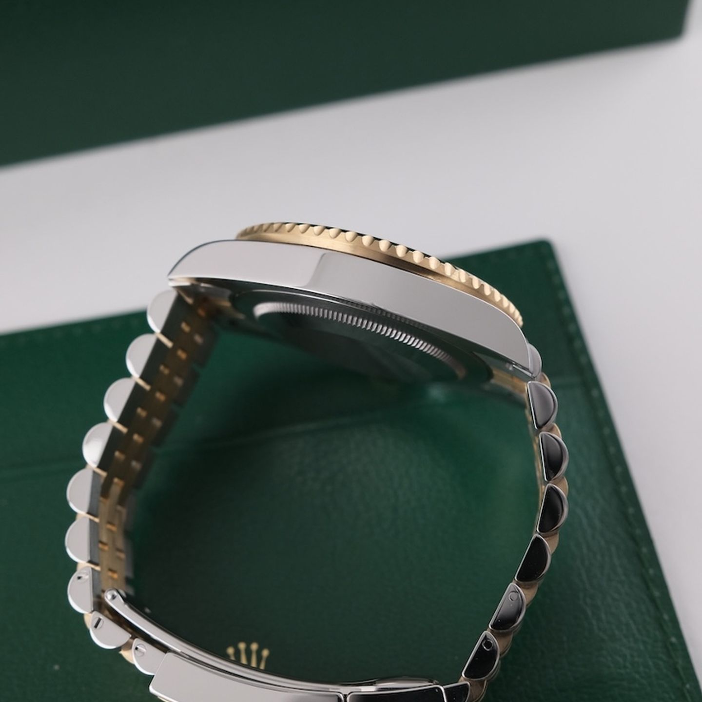 Rolex GMT-Master II 126713GRNR (2025) - Black dial 40 mm Gold/Steel case (6/8)