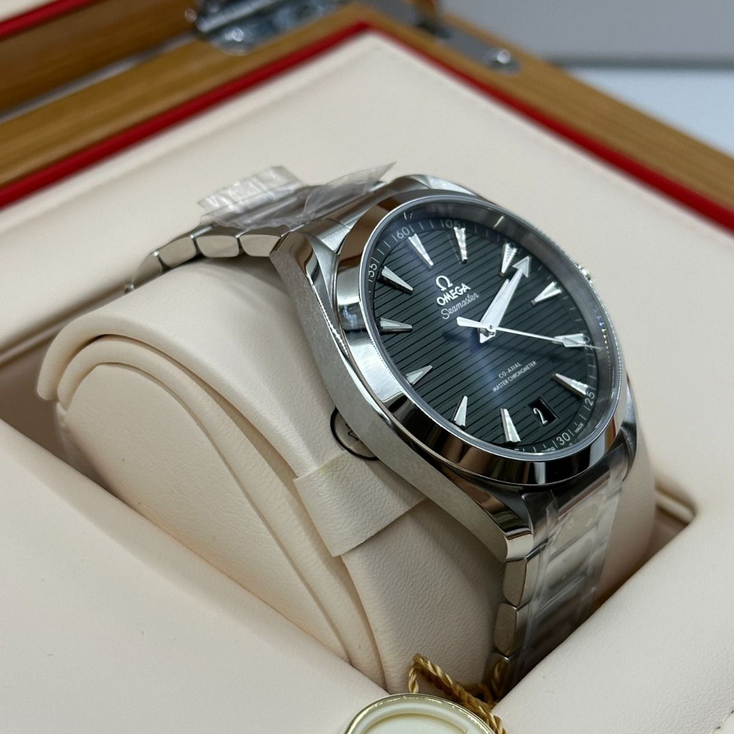 Omega Seamaster Aqua Terra 220.10.41.21.10.001 (2024) - Green dial 41 mm Steel case (6/8)