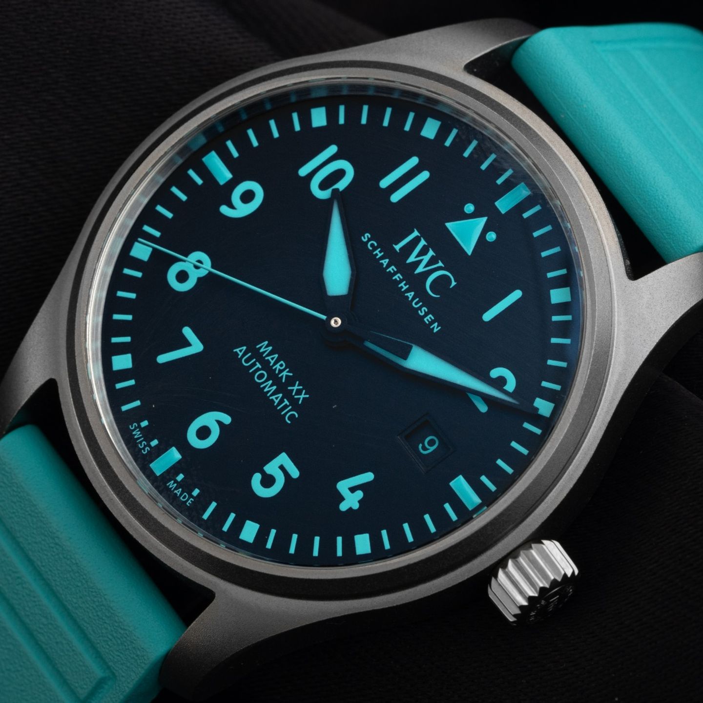 IWC Pilot IW328210 (2025) - Black dial 40 mm Titanium case (3/7)