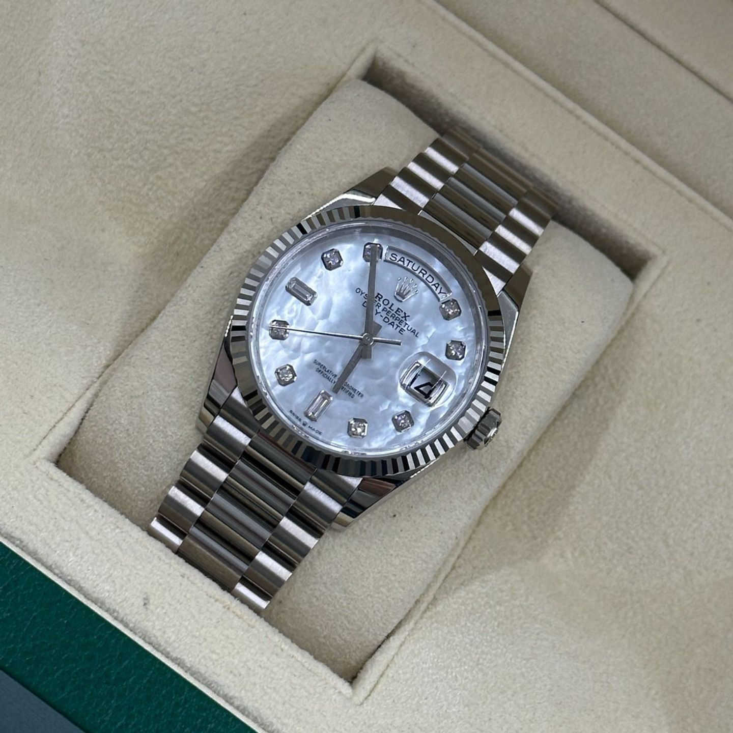 Rolex Day-Date 36 128239 (2024) - Parelmoer wijzerplaat 36mm Witgoud (8/8)