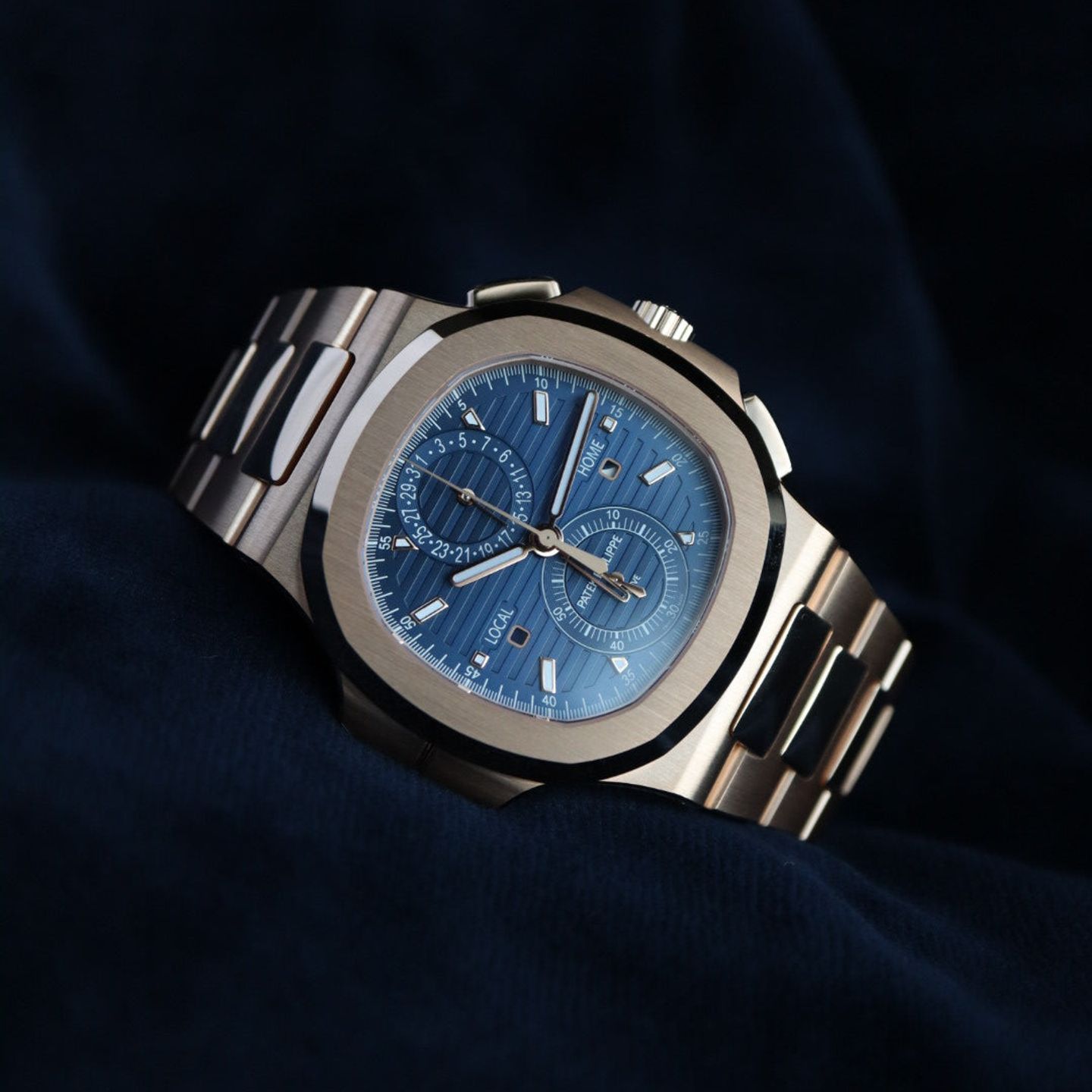 Patek Philippe Nautilus 5990/1R (2024) - Blauw wijzerplaat 41mm Roségoud (2/8)