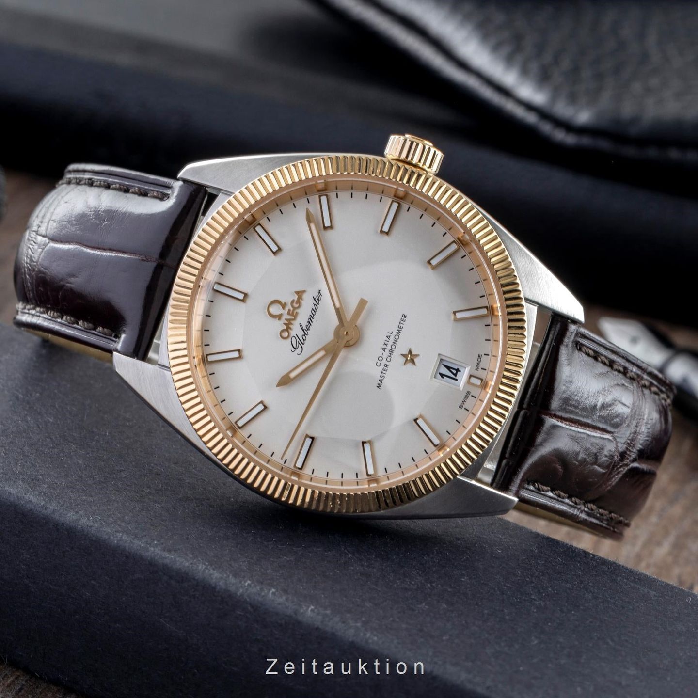 Omega Globemaster 130.23.39.21.02.001 (2018) - Silver dial 39 mm Steel case (2/8)