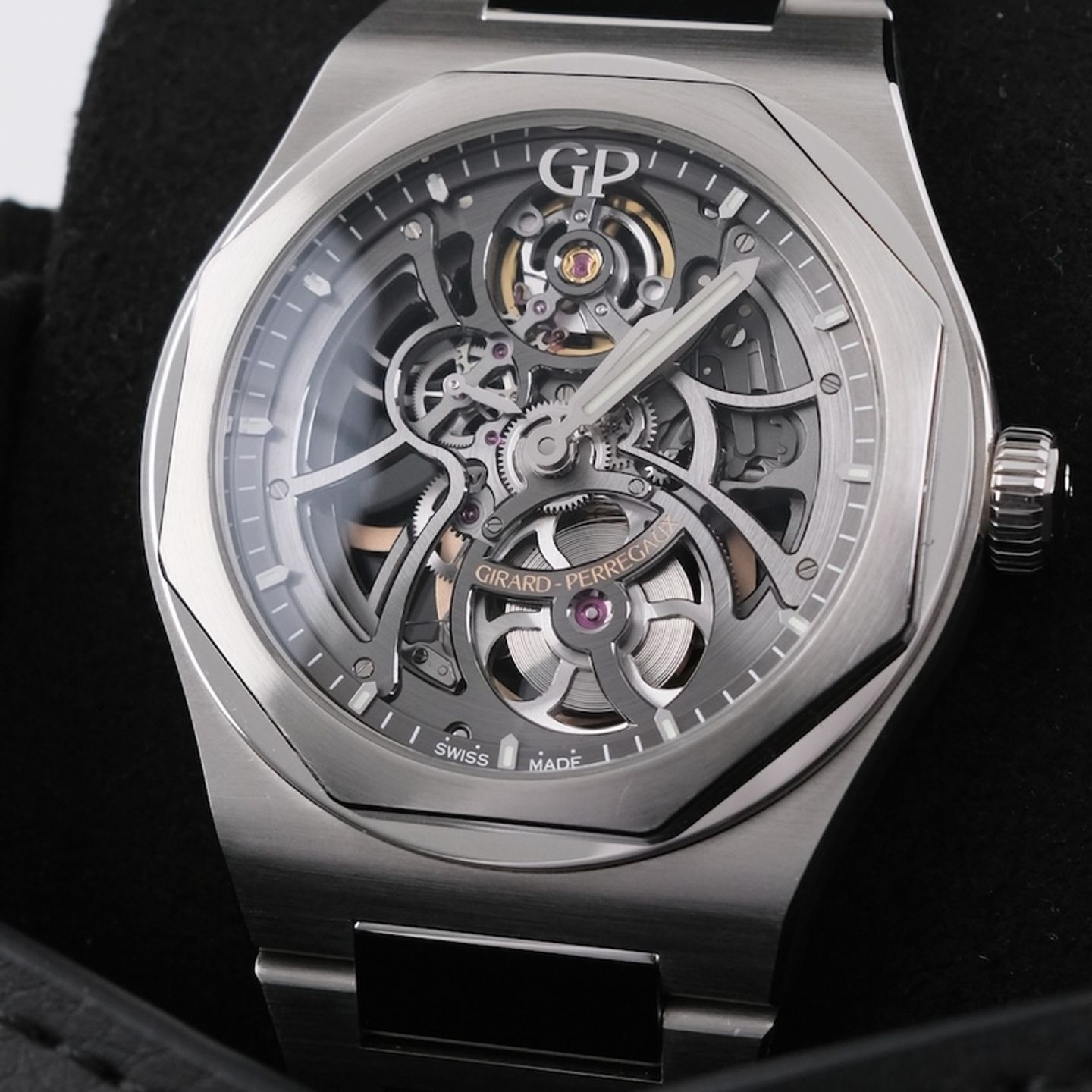 Girard-Perregaux Laureato 81015-11-001-11A (2022) - 43 mm Steel case (3/8)