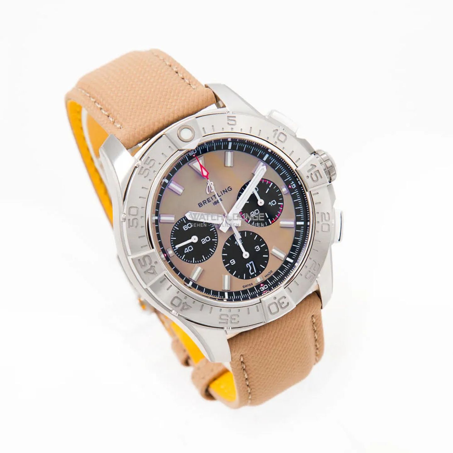 Breitling Avenger AB0147101A1X1 (2025) - Beige dial 44 mm Steel case (4/8)