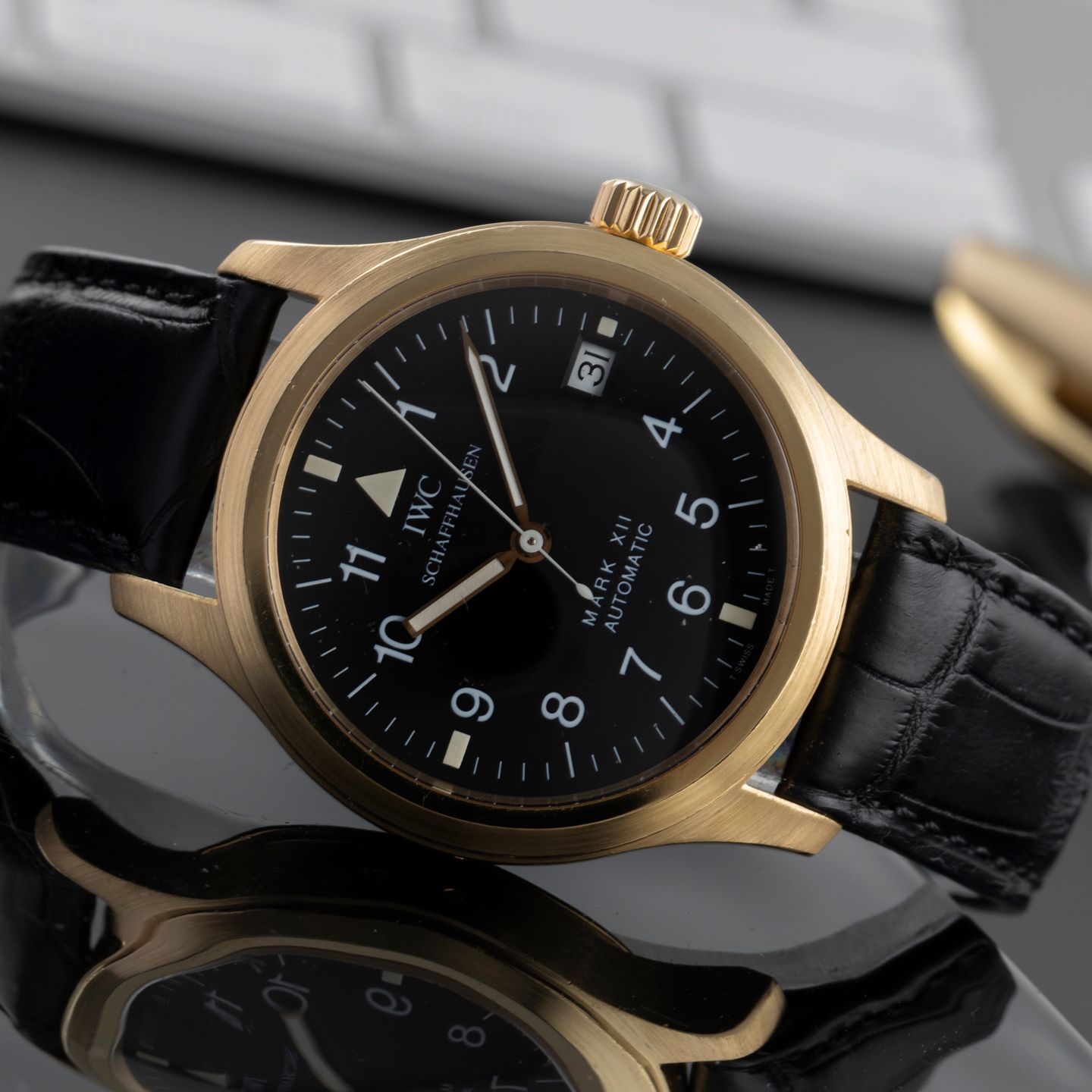 IWC Pilot Mark IW324103 (Unknown (random serial)) - Black dial 36 mm Yellow Gold case (2/8)