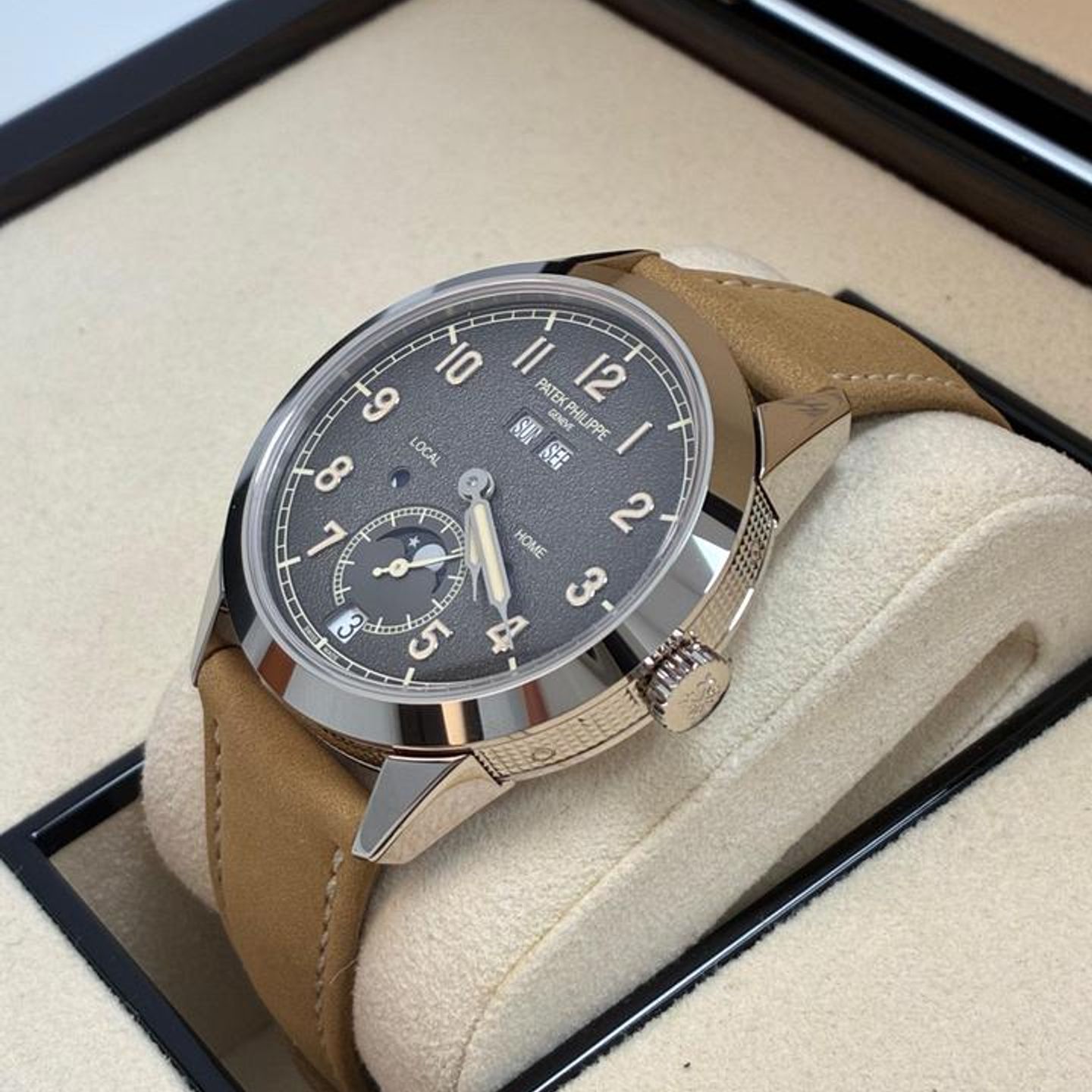 Patek Philippe Annual Calendar 5326G-001 - (9/10)