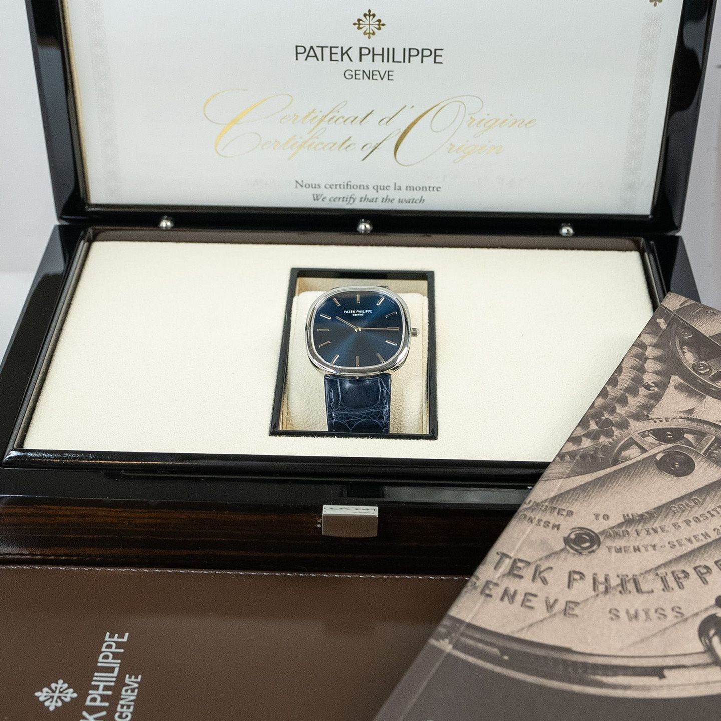 Patek Philippe Golden Ellipse 5738P-001 (2022) - Blue dial 35 mm Platinum case (4/4)