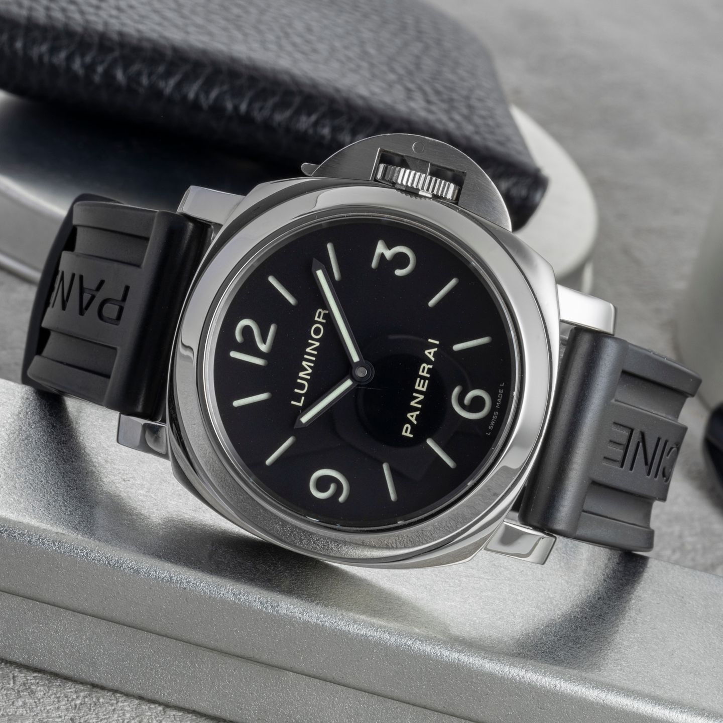 Panerai Luminor Base PAM00112 (2008) - Black dial 44 mm Steel case (2/8)
