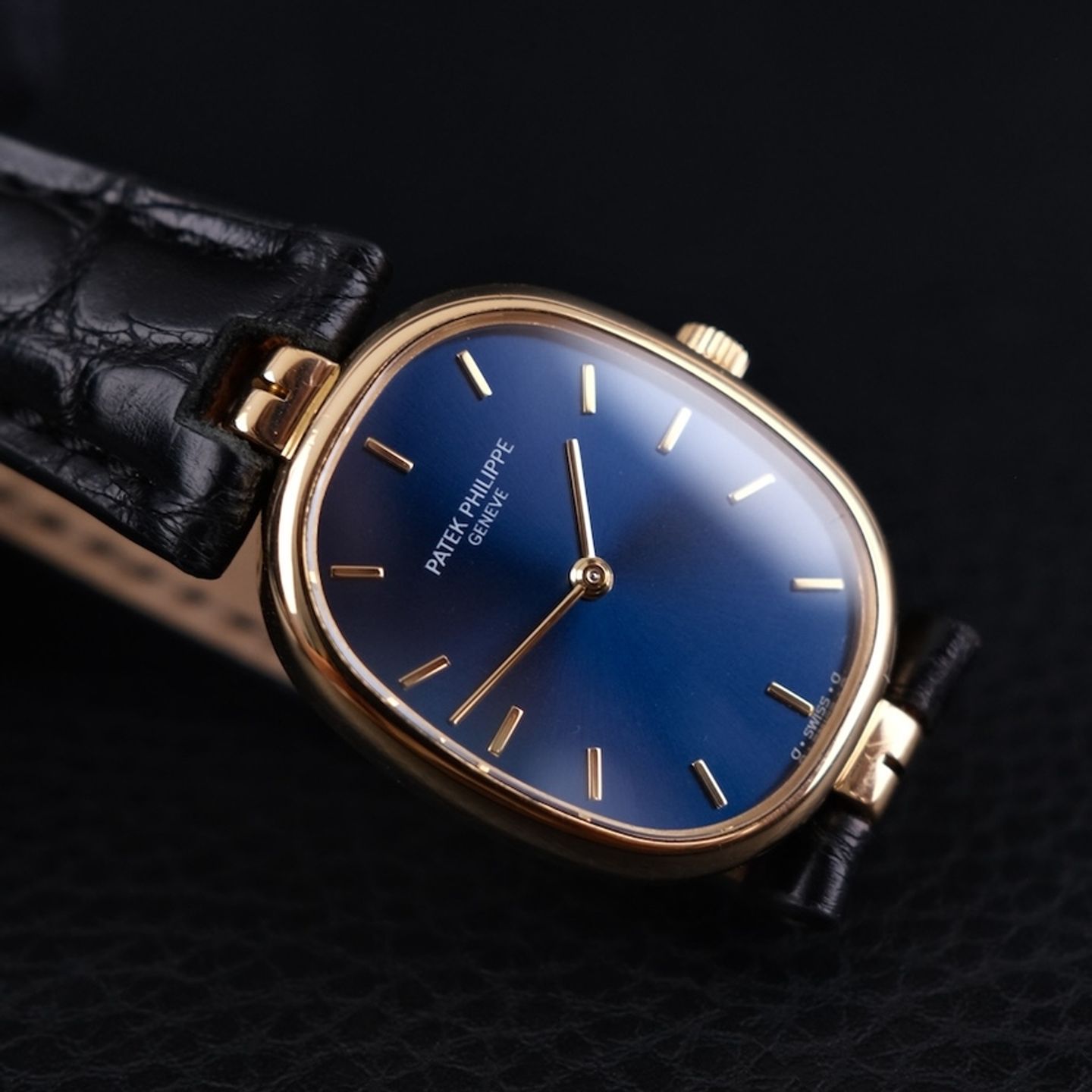 Patek Philippe Golden Ellipse 4826 (Unknown (random serial)) - Blue dial 23 mm Yellow Gold case (5/8)