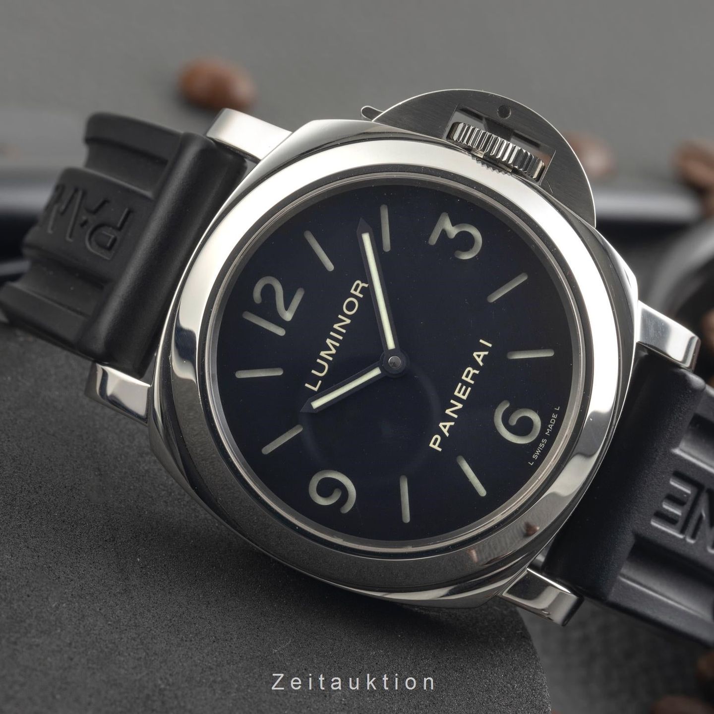 Panerai Luminor Base PAM00112 (2007) - Black dial 44 mm Steel case (2/8)