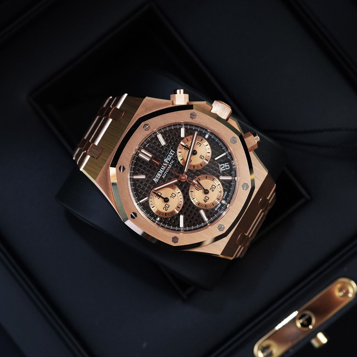 Audemars Piguet Royal Oak Chronograph 26239OR.OO.1220OR.02 (2021) - Bruin wijzerplaat 41mm Roségoud (2/7)