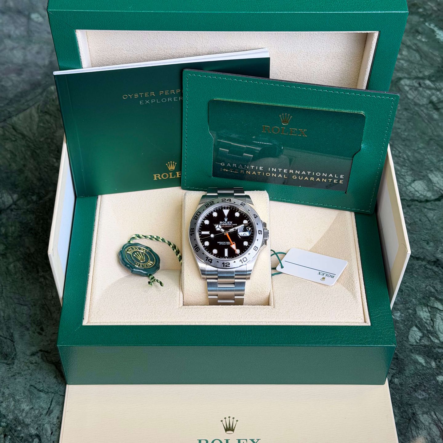Rolex Explorer II 226570 (2021) - Zwart wijzerplaat 42mm Staal (2/7)