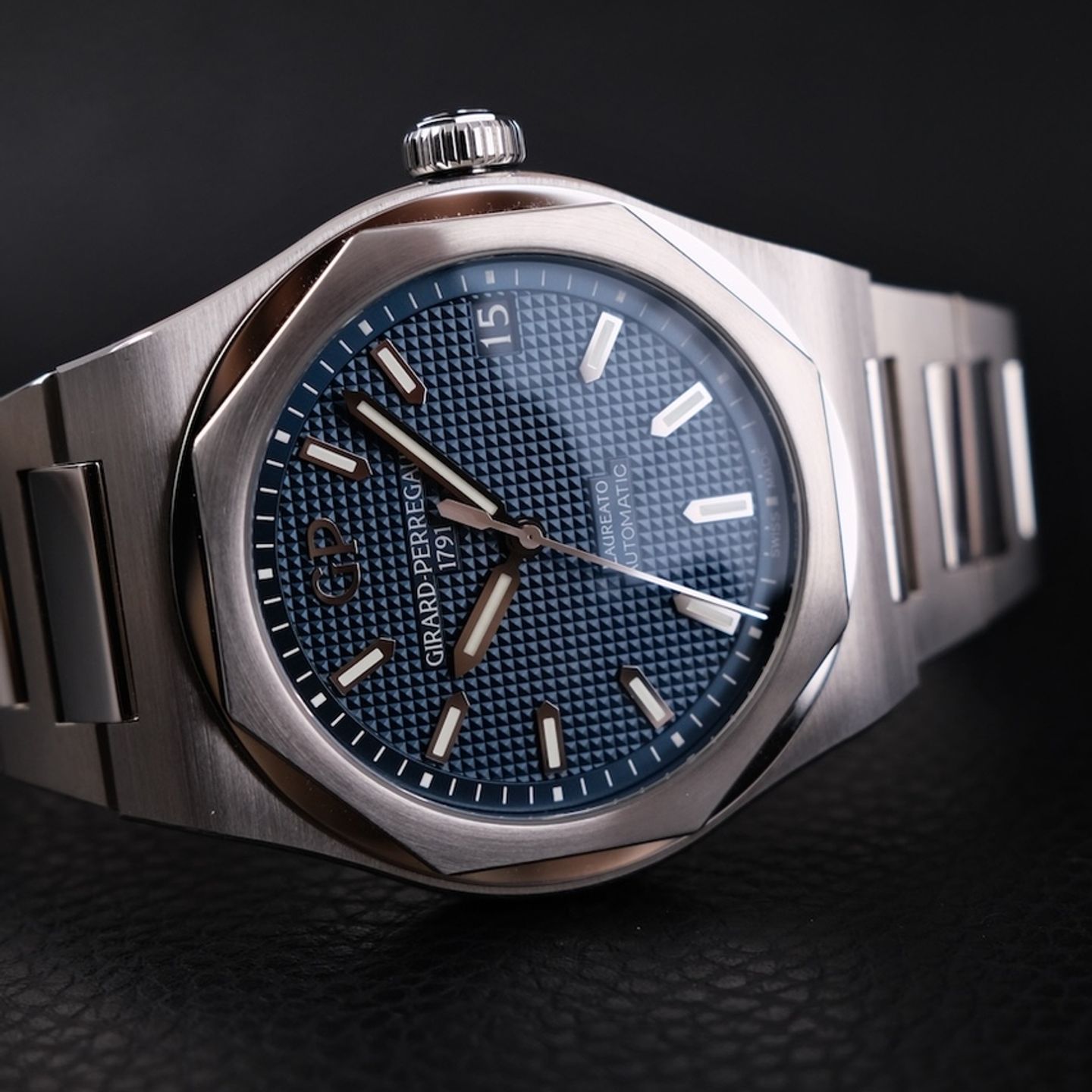 Girard-Perregaux Laureato 81010-11-431-11A (2021) - Blue dial 43 mm Steel case (3/8)