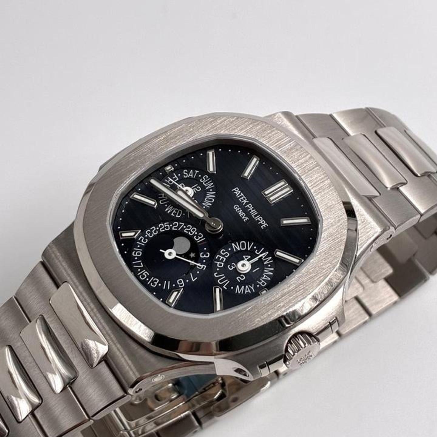 Patek Philippe Nautilus 5740/1G-001 - (2/6)