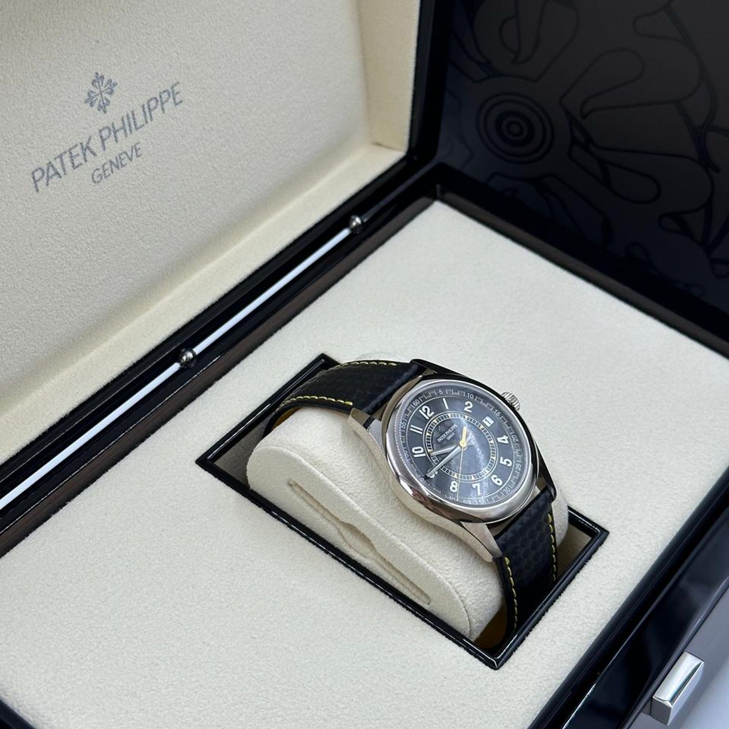 Patek Philippe Calatrava 6007G-001 (2025) - Black dial 40 mm White Gold case (3/10)
