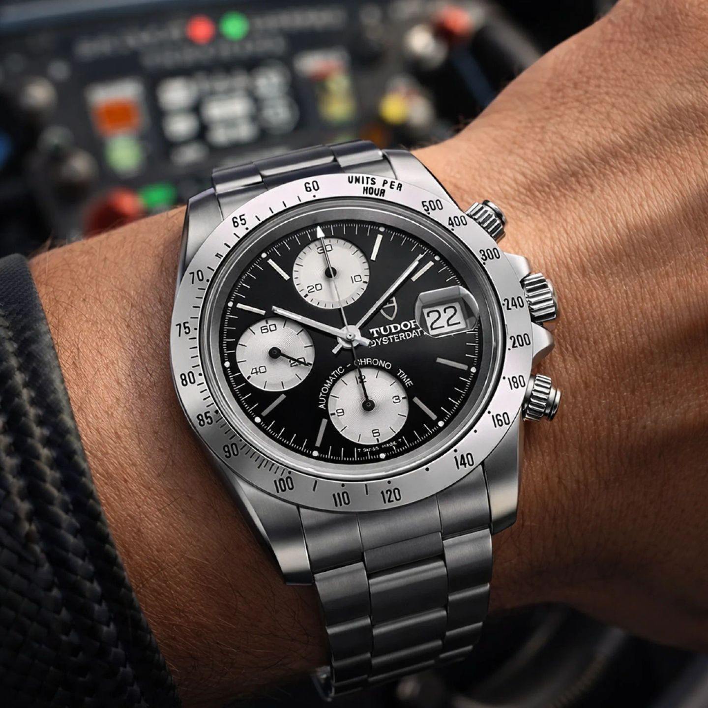 Tudor Prince Date 79280 - (2/8)
