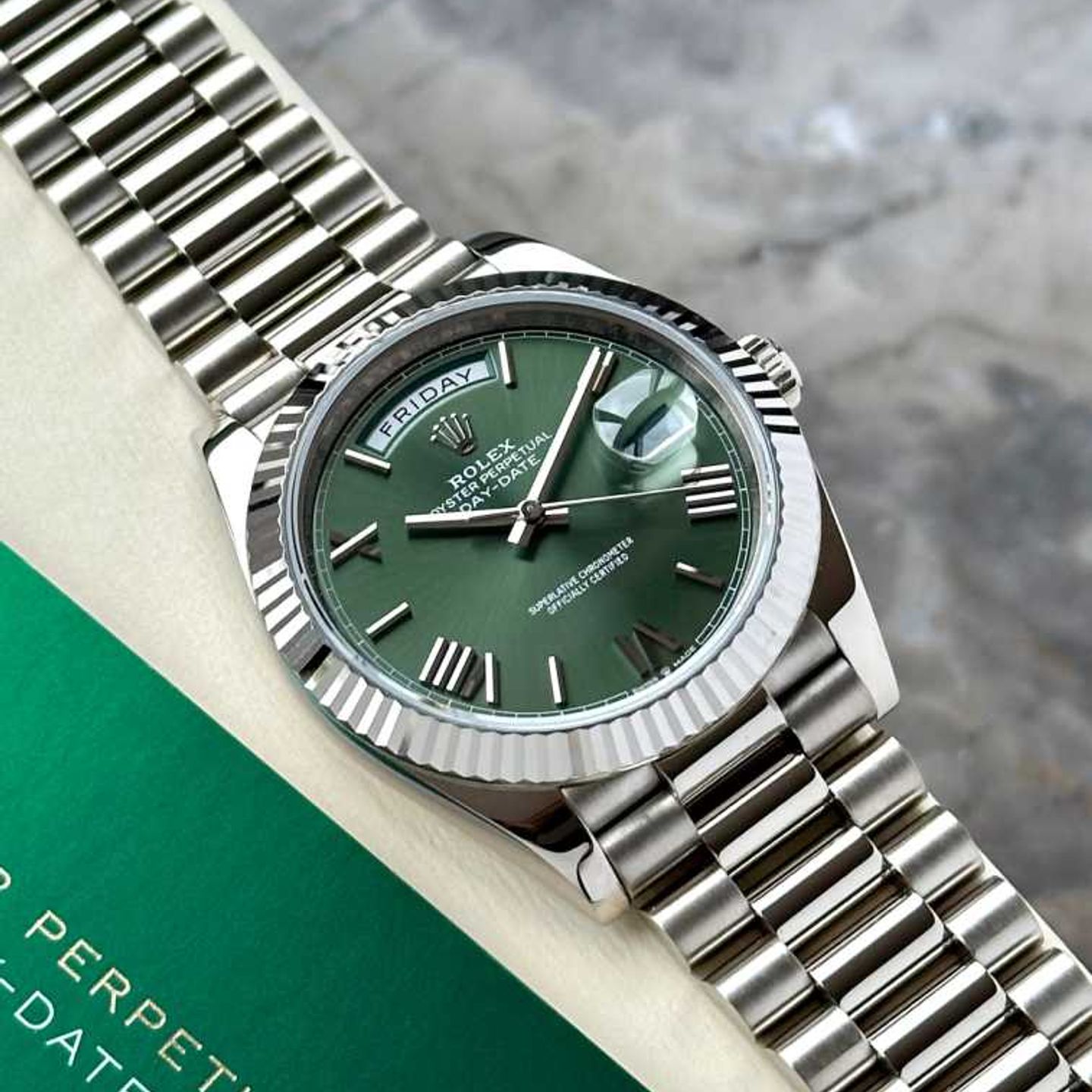 Rolex Day-Date 40 228239 (2021) - Groen wijzerplaat 40mm Witgoud (3/8)