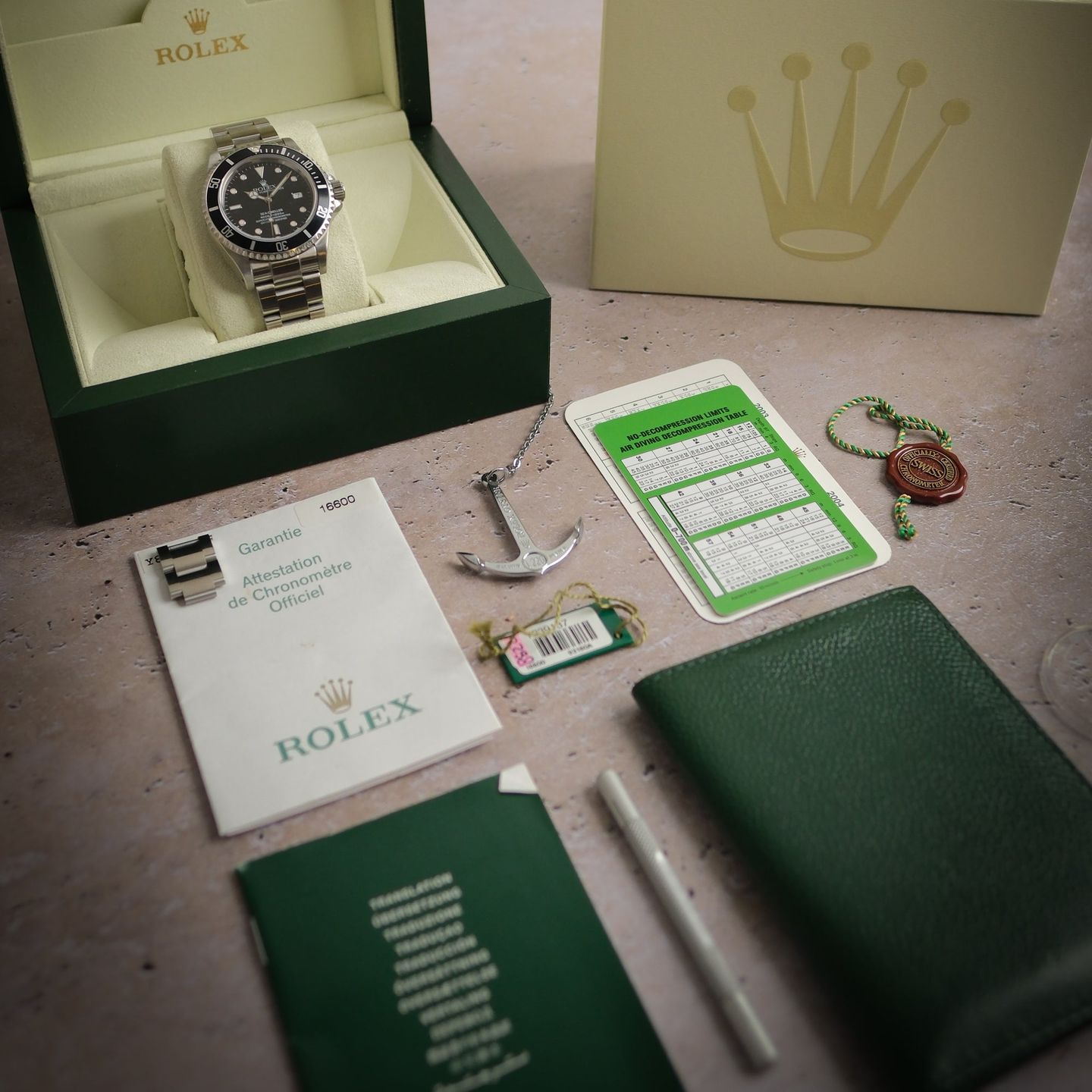 Rolex Sea-Dweller 4000 16600 (2003) - Black dial 40 mm Steel case (2/8)