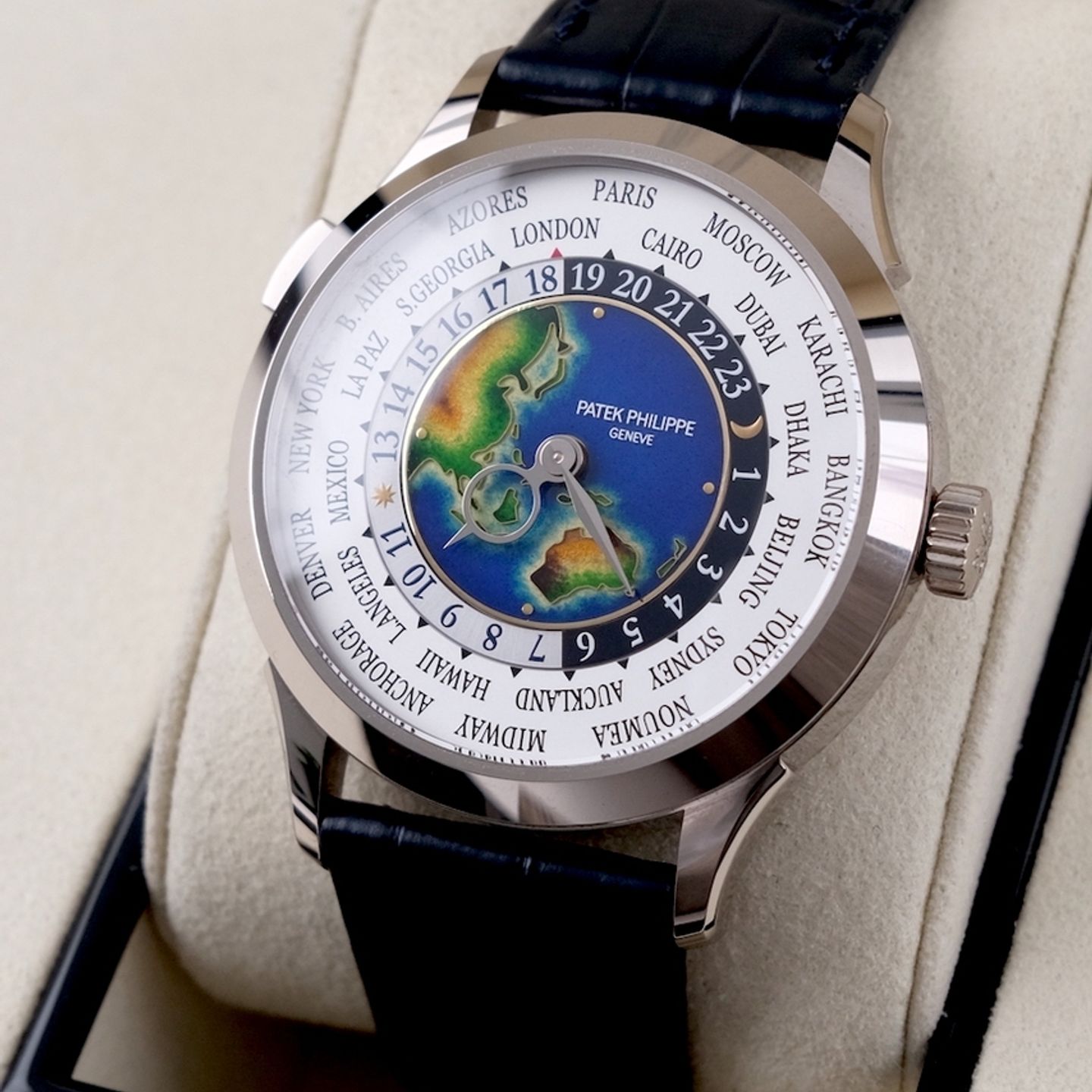 Patek Philippe World Time 5231G-001 (2025) - Meerkleurig wijzerplaat 39mm Witgoud (1/8)
