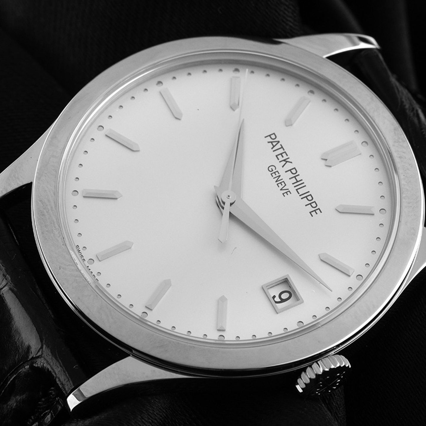 Patek Philippe Calatrava 5296G-010 (2016) - Silver dial 38 mm White Gold case (3/7)