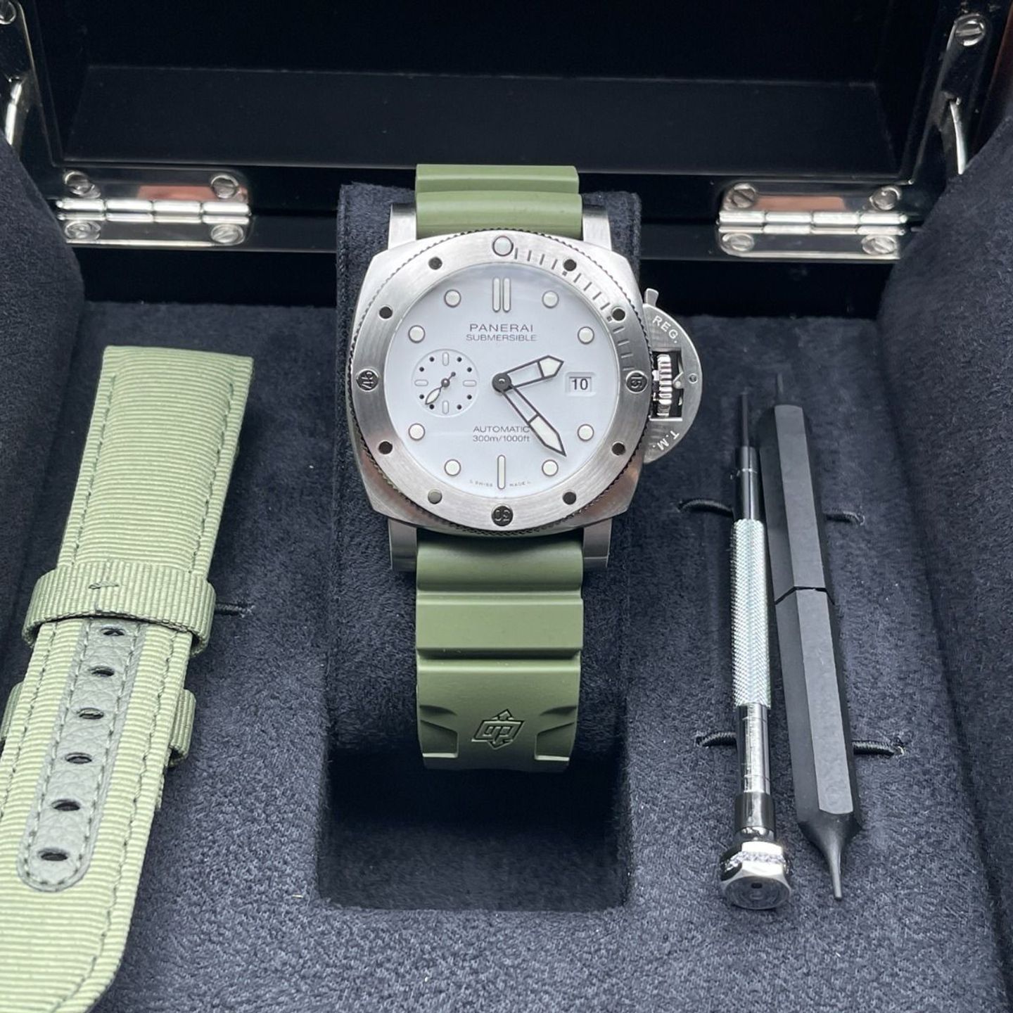 Panerai Luminor Submersible PAM01226 (2024) - Wit wijzerplaat 44mm Staal (2/8)