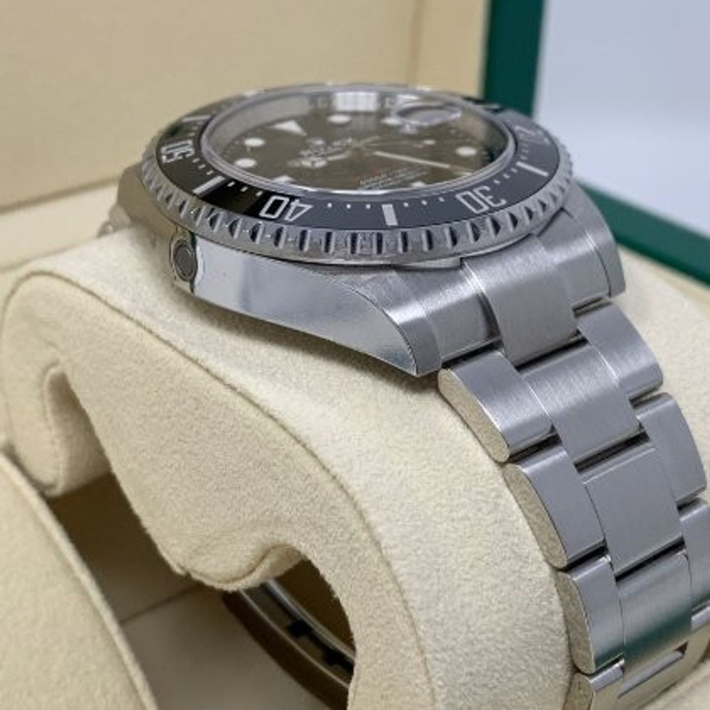 Rolex Sea-Dweller 126600 (2021) - Black dial 43 mm Steel case (2/7)
