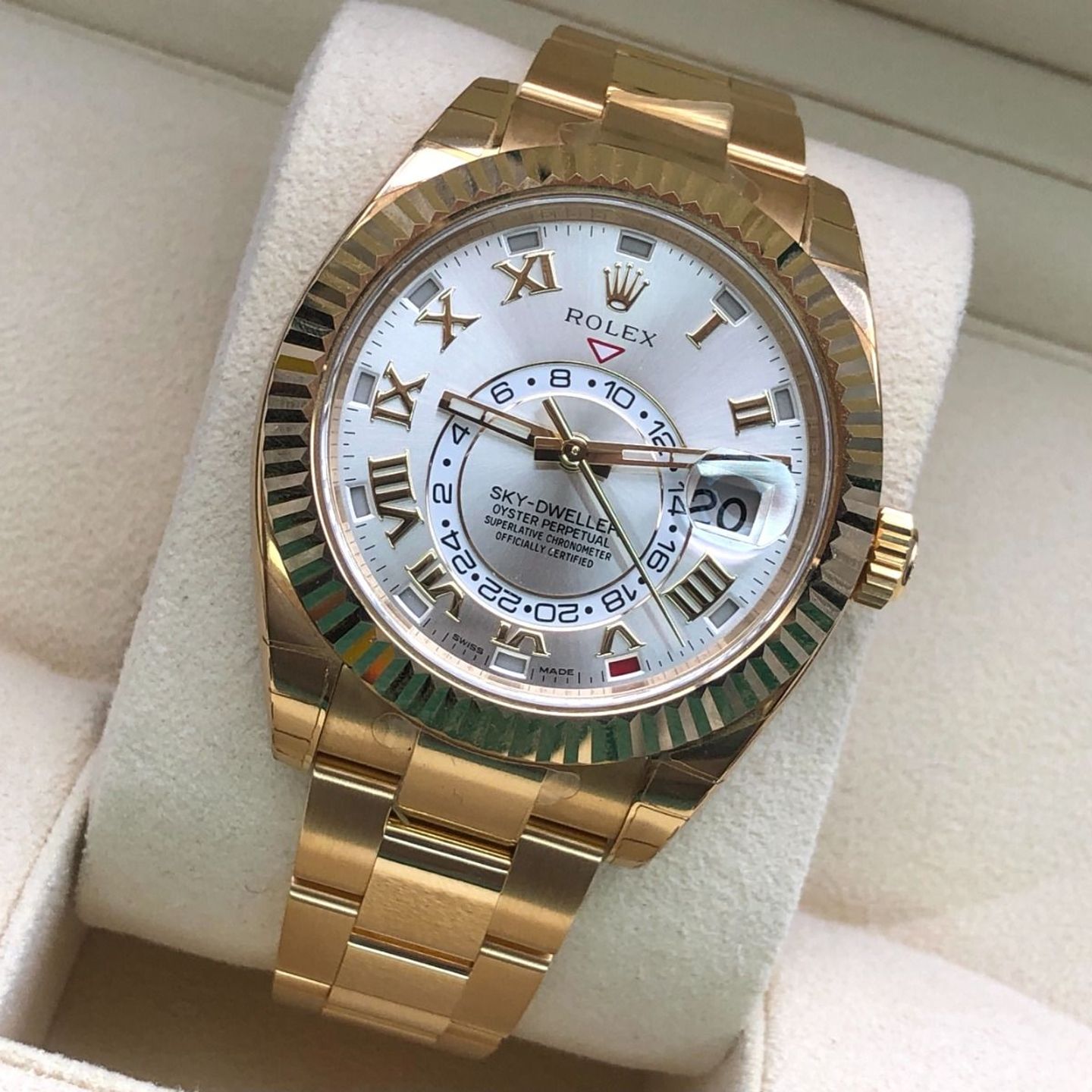 Rolex Sky-Dweller 326938 (2021) - Silver dial 42 mm Yellow Gold case (3/8)