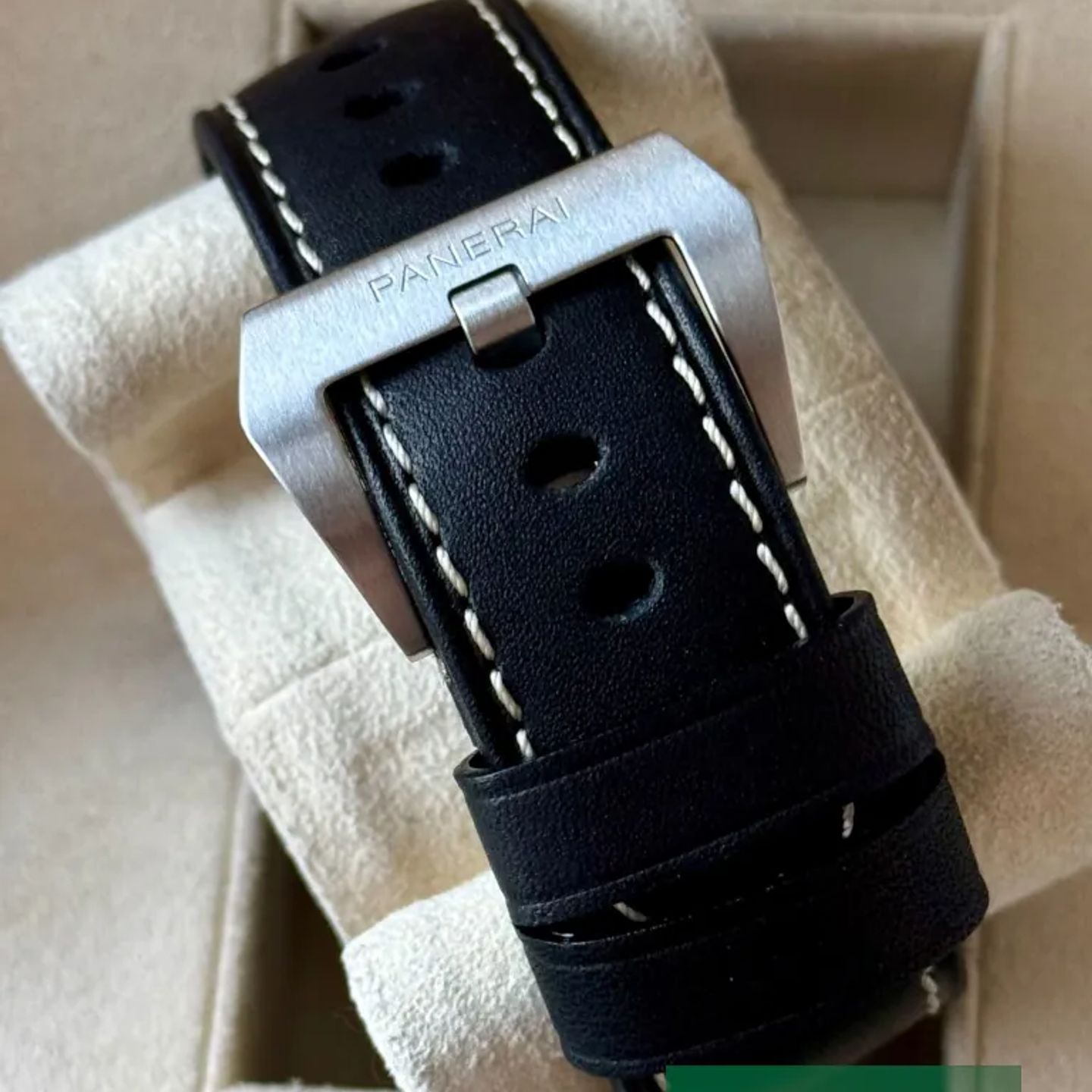 Panerai Luminor PAM01084 (2025) - Zwart wijzerplaat 44mm Staal (6/7)