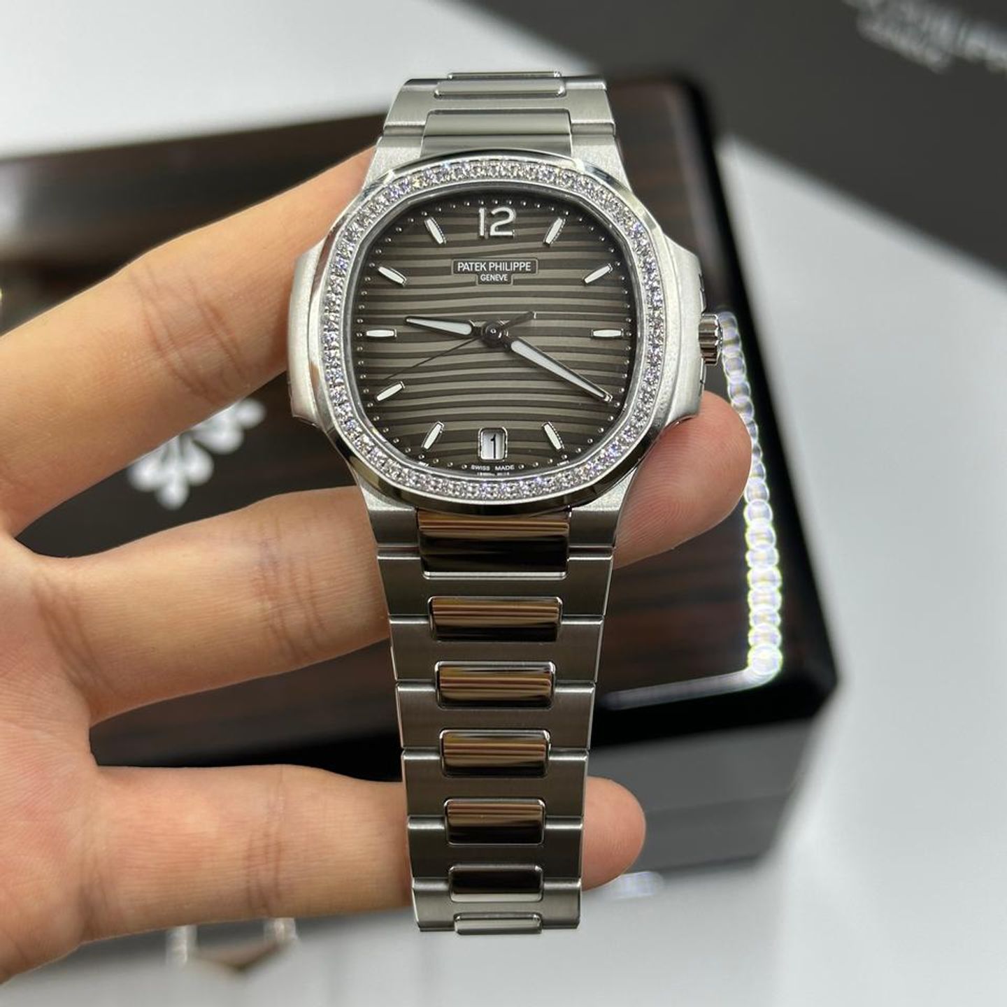 Patek Philippe Nautilus 7118/1200A-011 (2026) - Grey dial 35 mm Steel case (4/10)