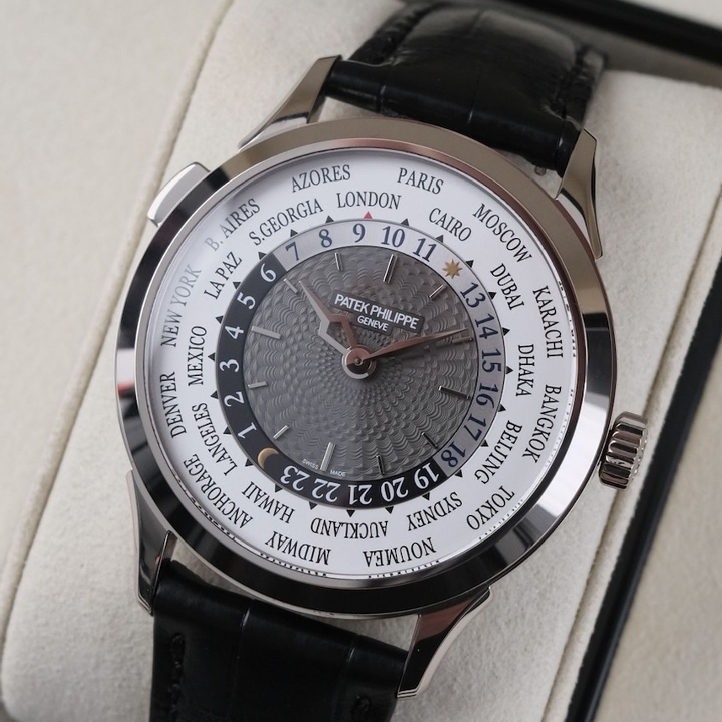 Patek Philippe World Time 5230G - (3/8)