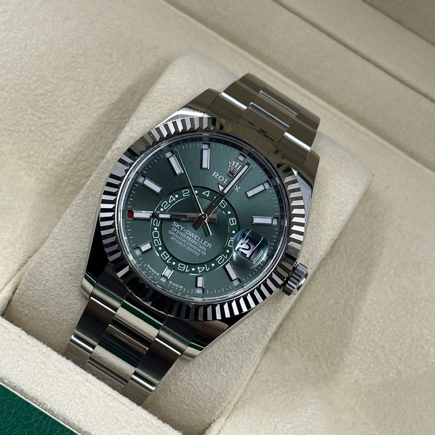 Rolex Sky-Dweller 336934 (2024) - Groen wijzerplaat 42mm Goud/Staal (8/8)