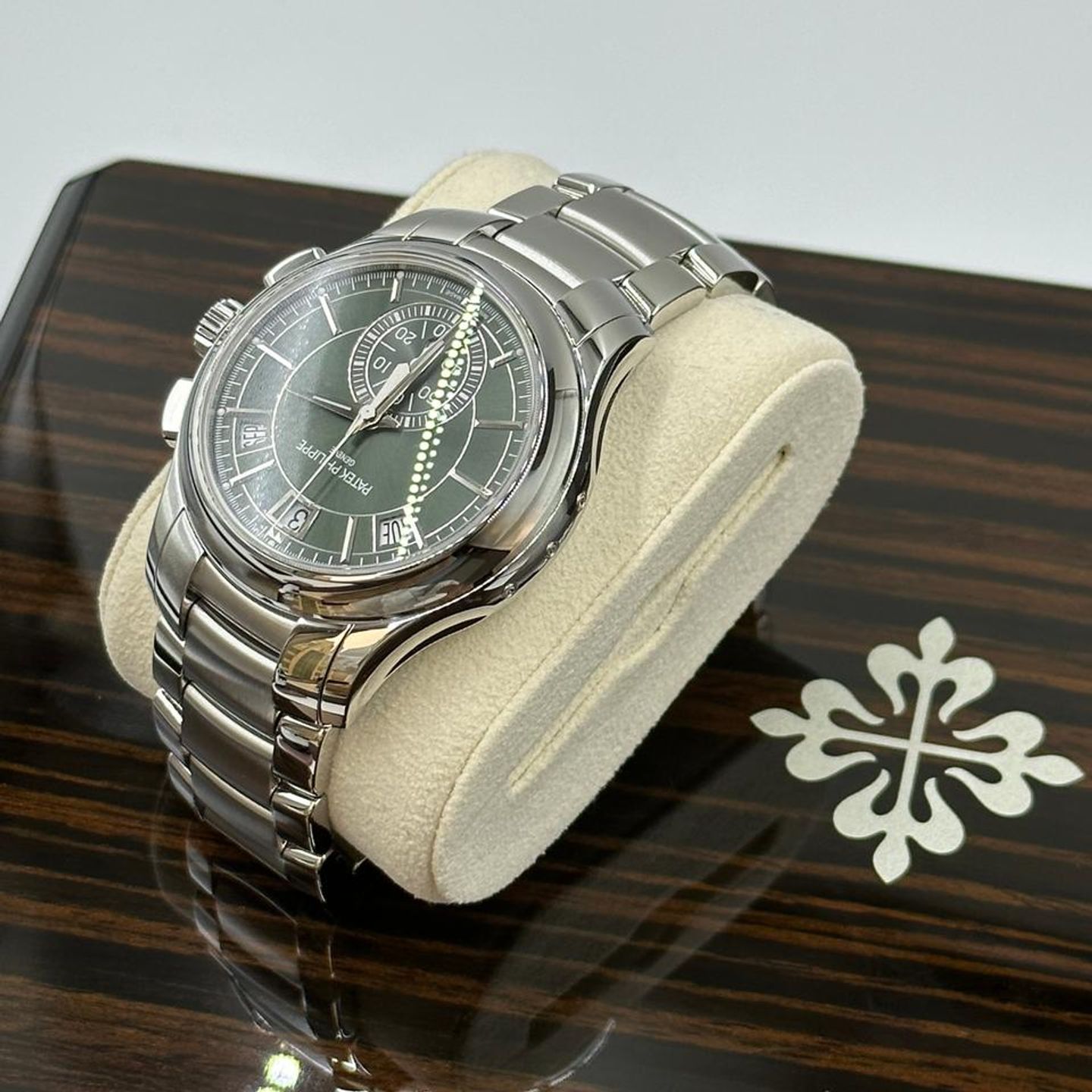 Patek Philippe Annual Calendar 5905/1A-001 - (8/10)