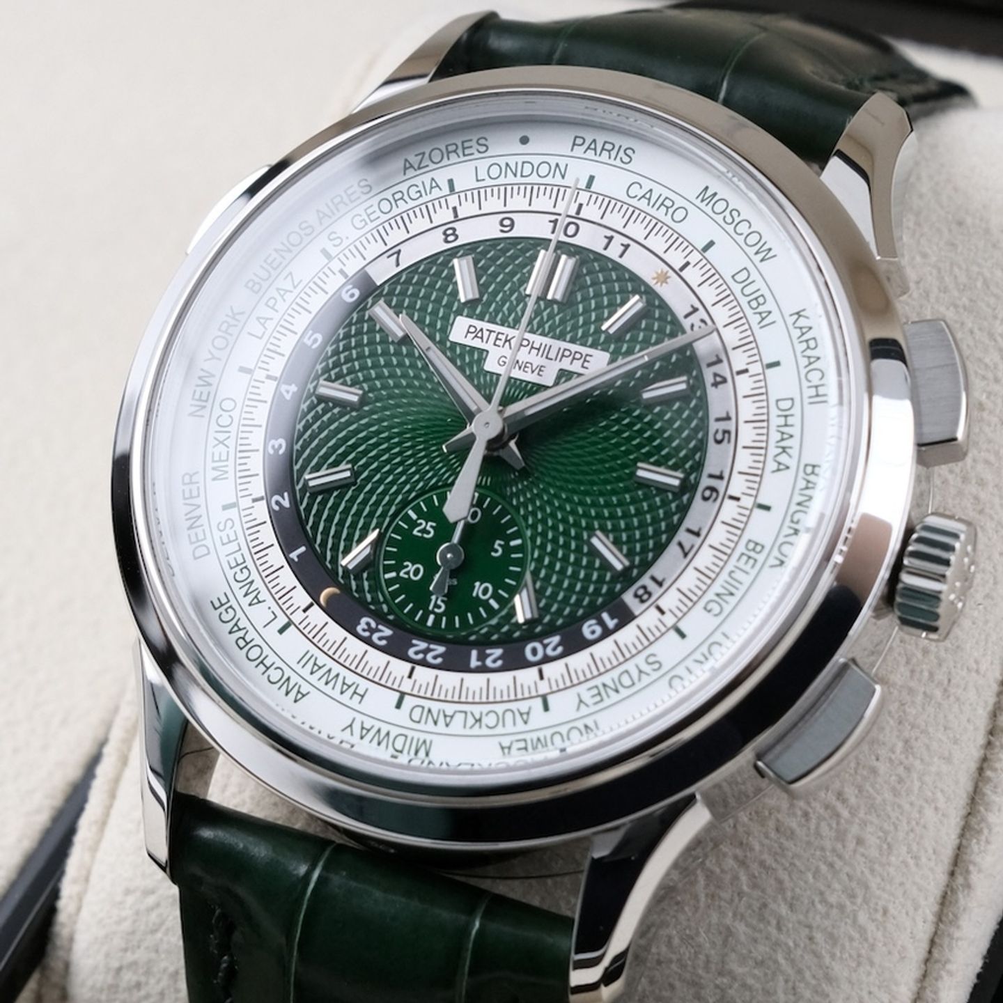 Patek Philippe World Time Chronograph 5930P-001 (2022) - Green dial 40 mm Platinum case (1/8)