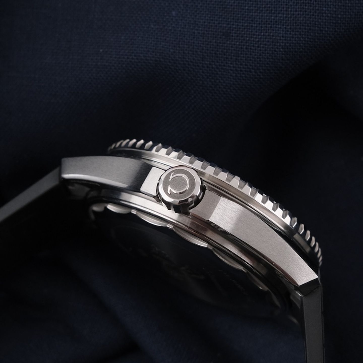 Omega Seamaster Planet Ocean 217.32.42.21.01.002 (2026) - Black dial 42 mm Titanium case (6/8)