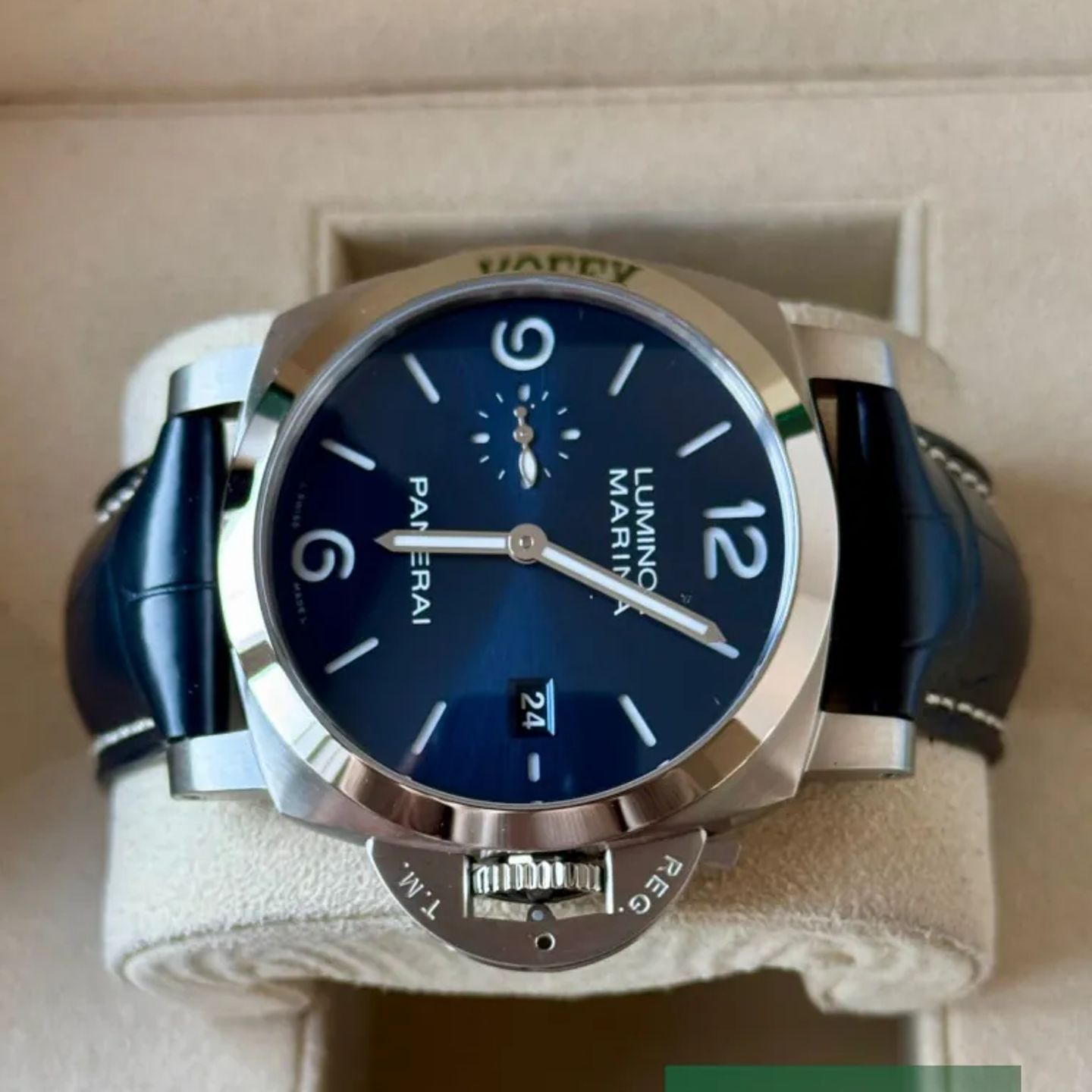 Panerai Luminor Marina PAM03313 (2025) - Blue dial 44 mm Steel case (4/7)