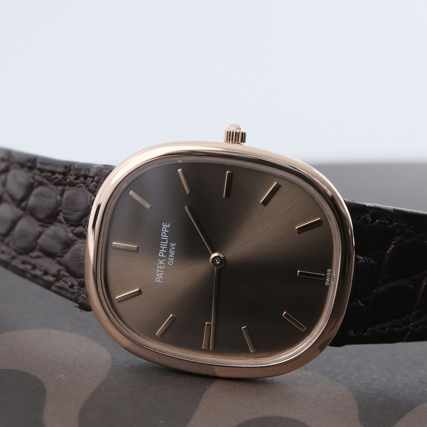 Patek Philippe Golden Ellipse 3738/100 (2007) - Brown dial 32 mm Yellow Gold case (4/8)