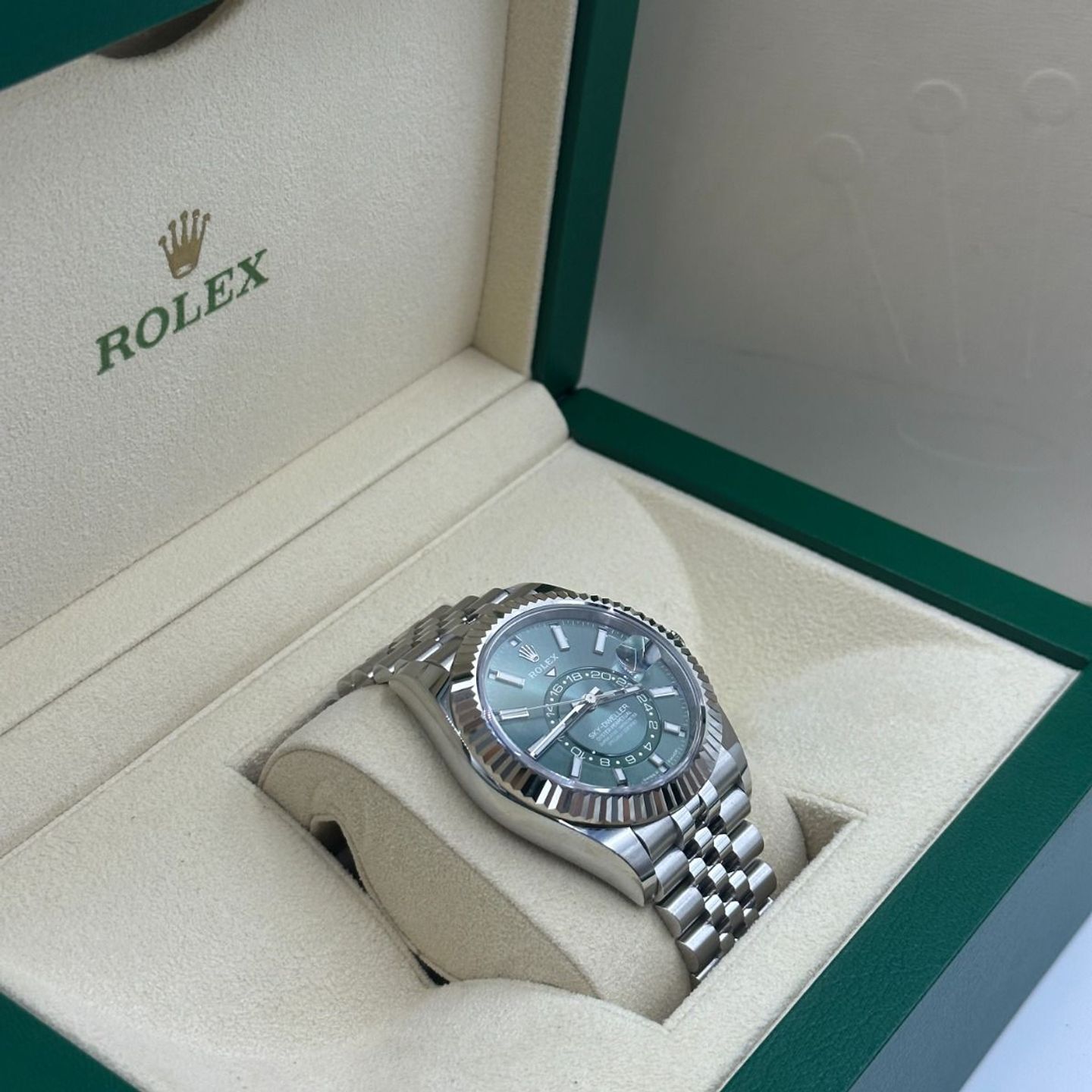 Rolex Sky-Dweller 336934 (2024) - Groen wijzerplaat 42mm Goud/Staal (3/8)