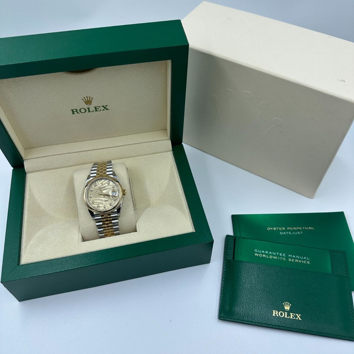 Rolex Datejust 36 126203 (2024) - Gold dial 36 mm Steel case (2/8)